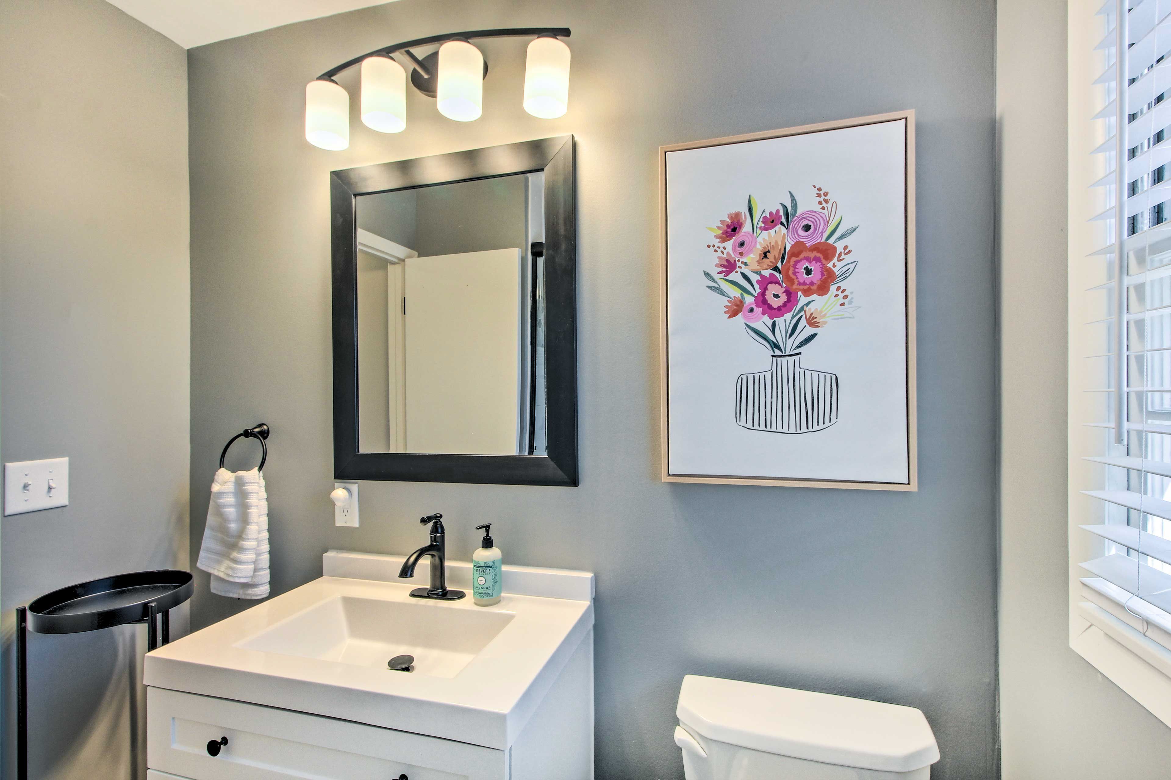 Full Bathroom | Towels Provided