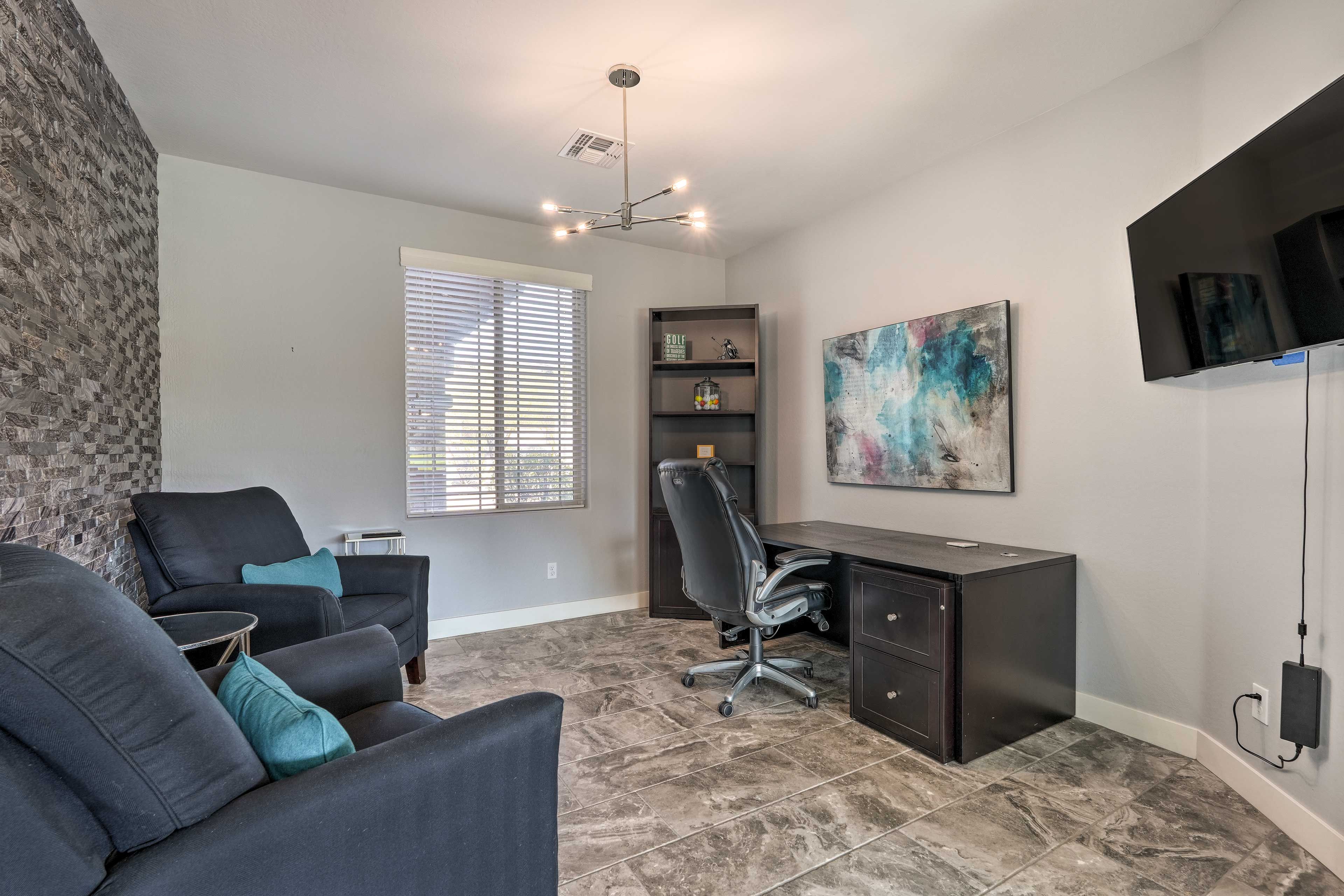 Home Office | Smart TV w/ Cable