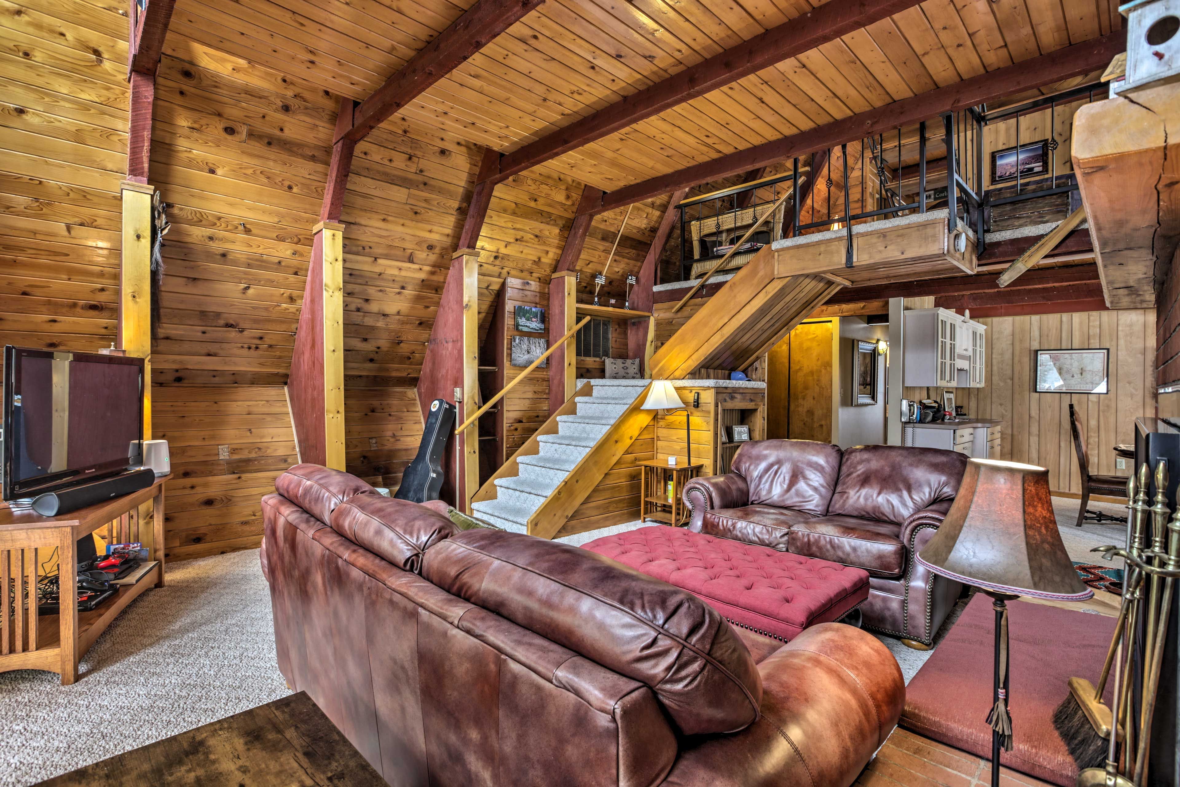 Living Room | Central A/C | Smart TV | Fireplace
