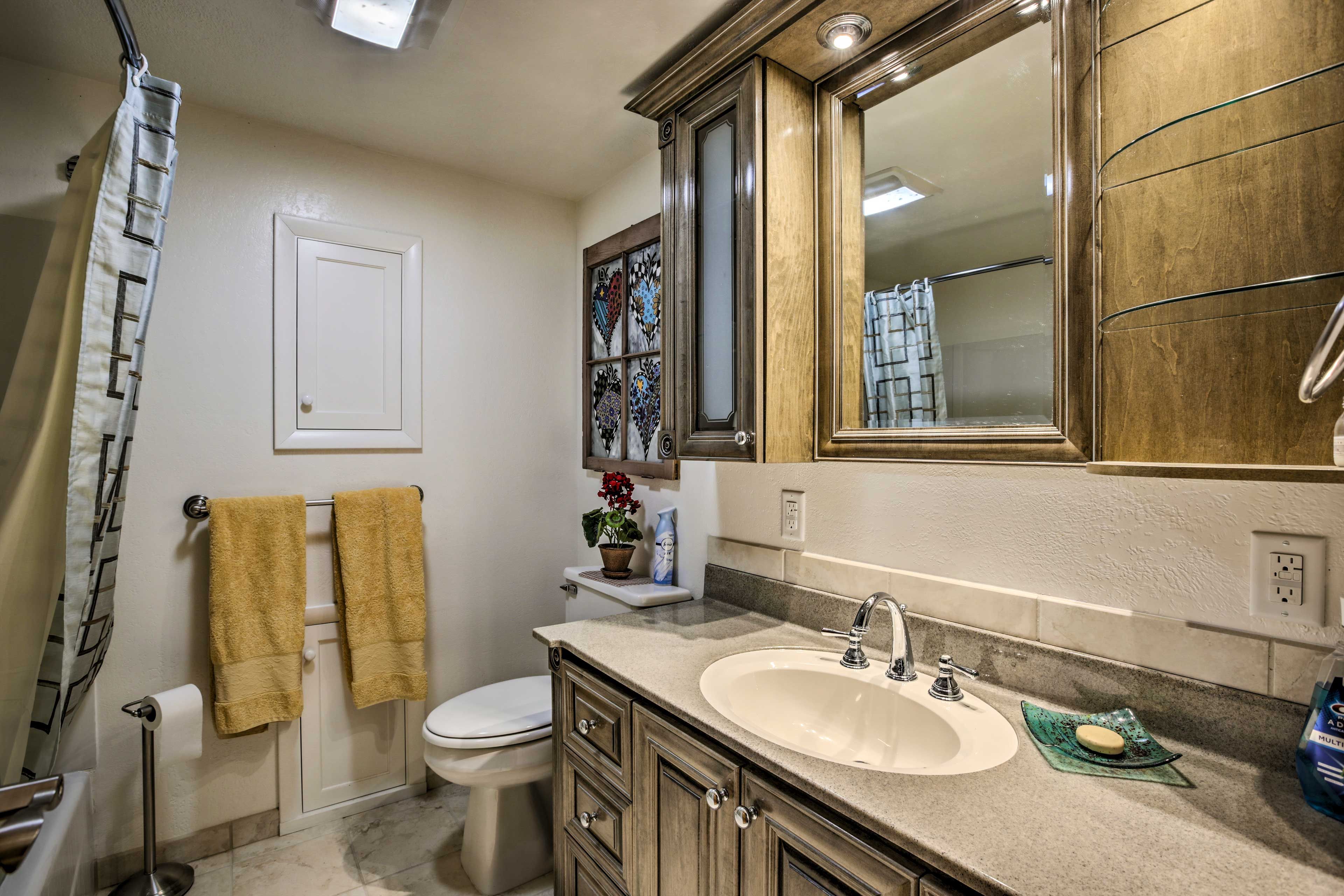 Full Bathroom | 1st Floor | Towels Provided | Complimentary Toiletries
