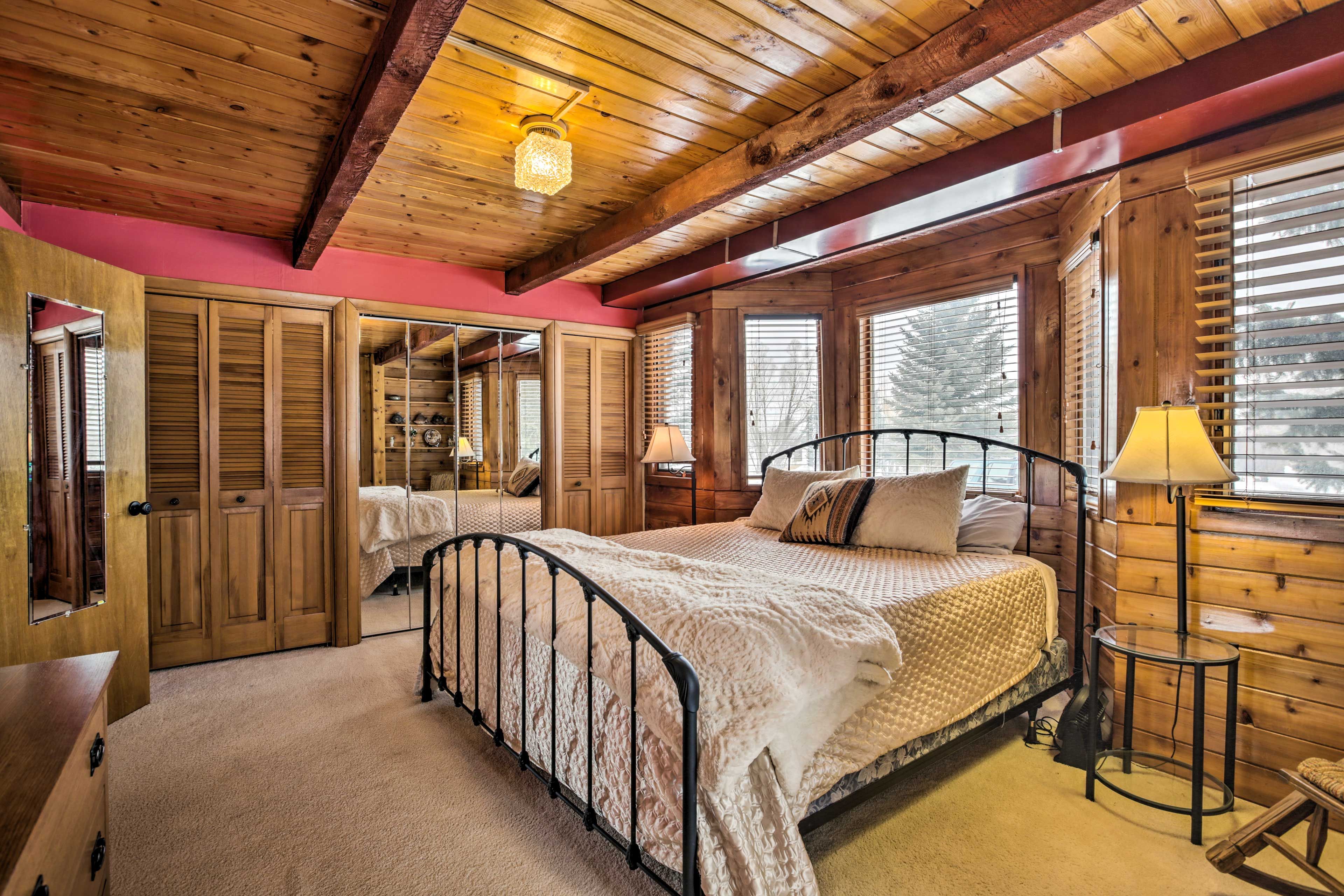 Bedroom 1 | King Bed | 1st Floor | Linens Provided