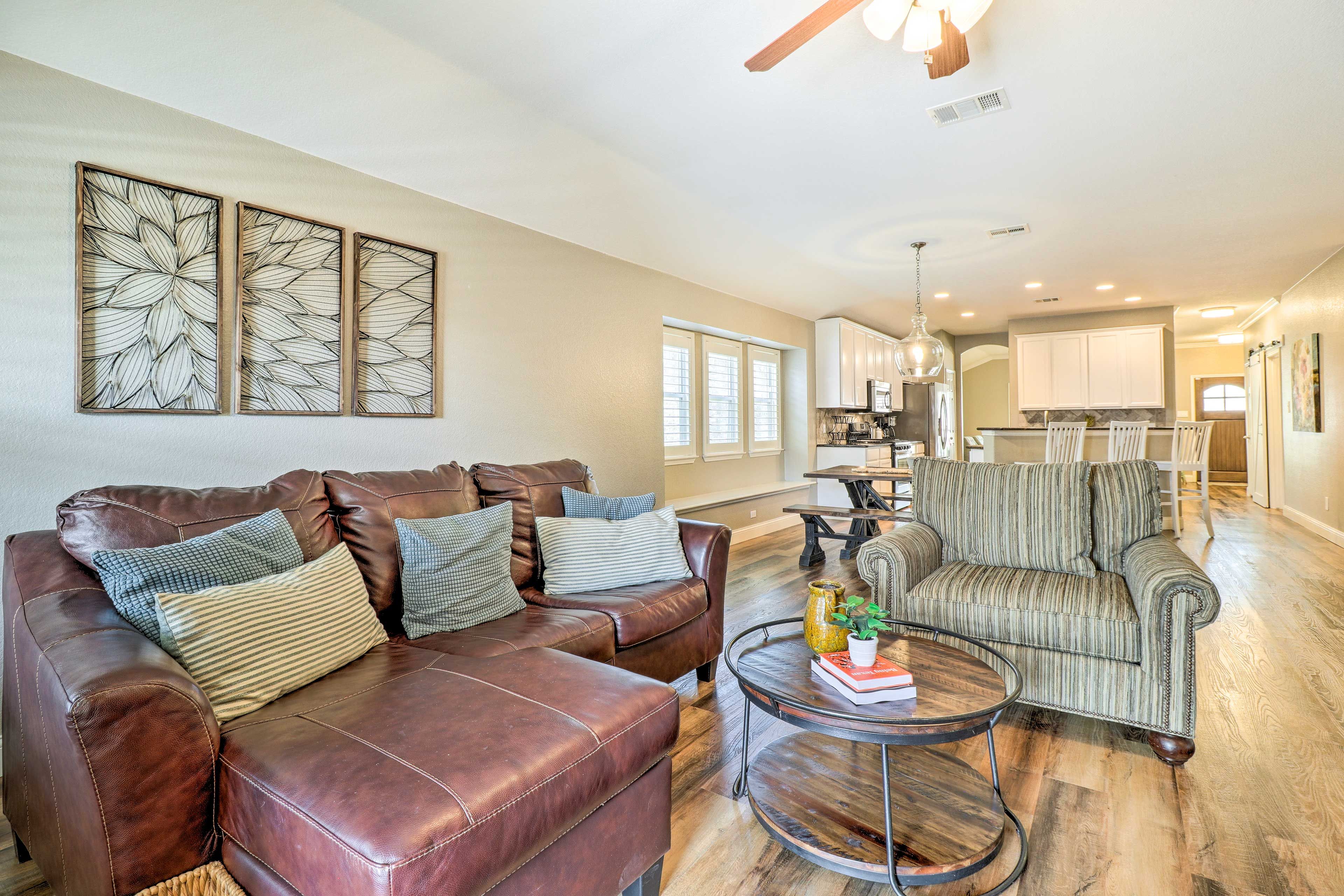 Living Room | Free WiFi | Central A/C | Electric Heating | Washer & Dryer
