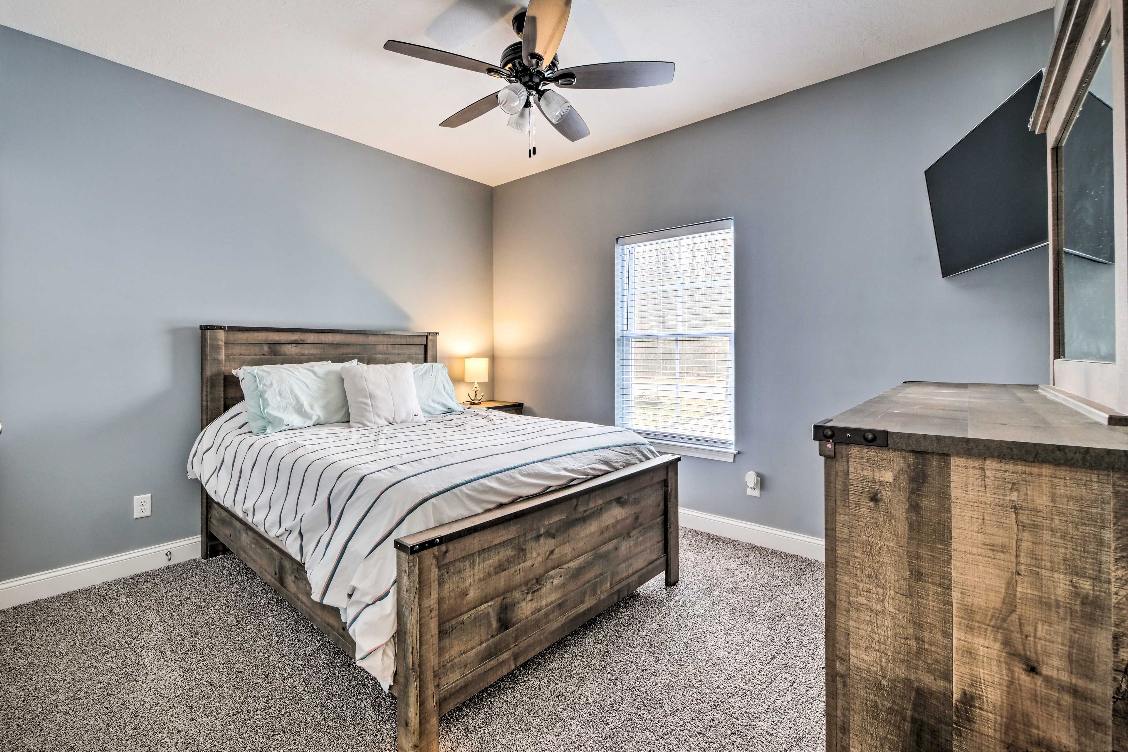 Bedroom 1 | Queen Bed | 1st Floor | Linens Provided