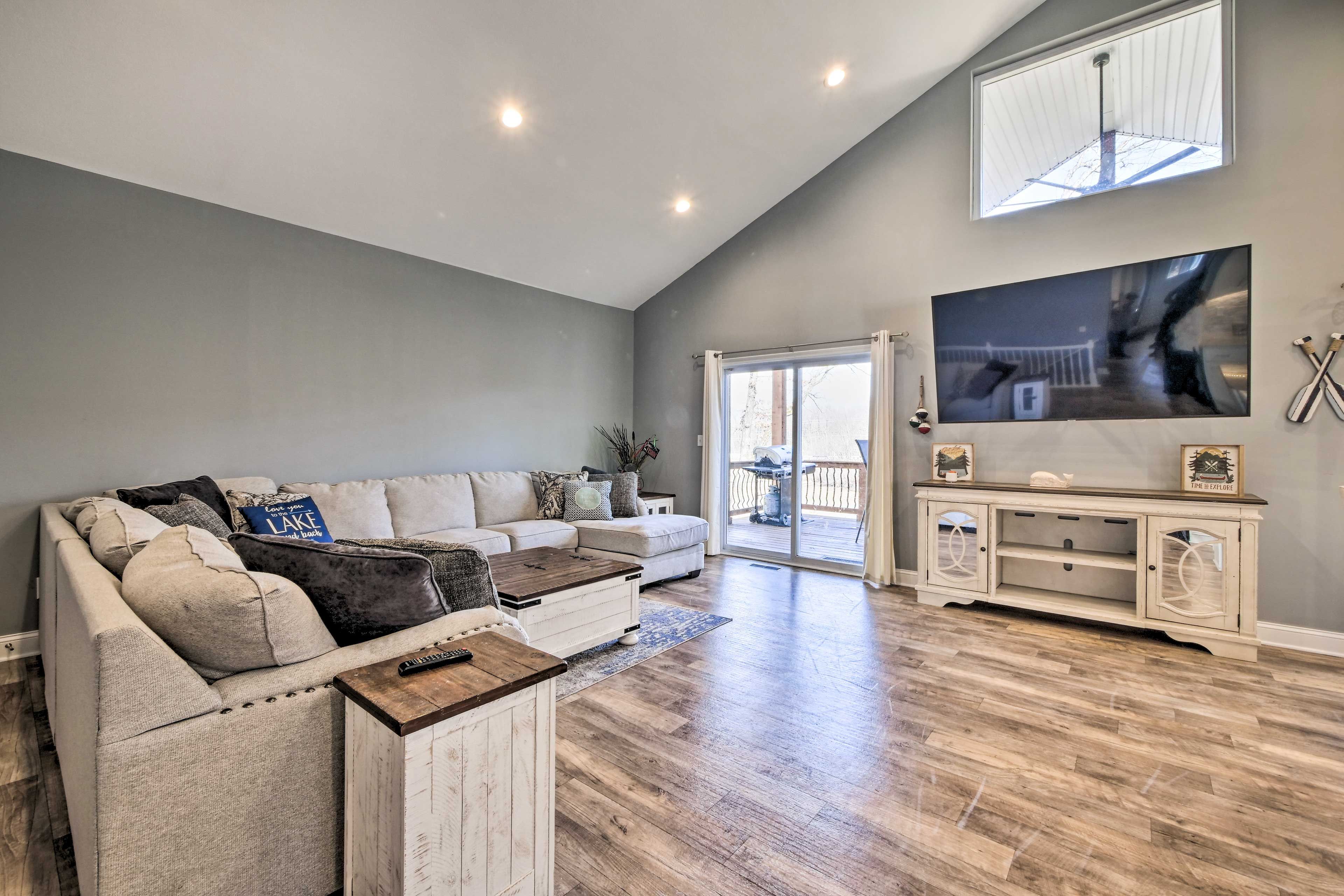 Living Room | Smart TV | Free WiFi | Central A/C & Heating