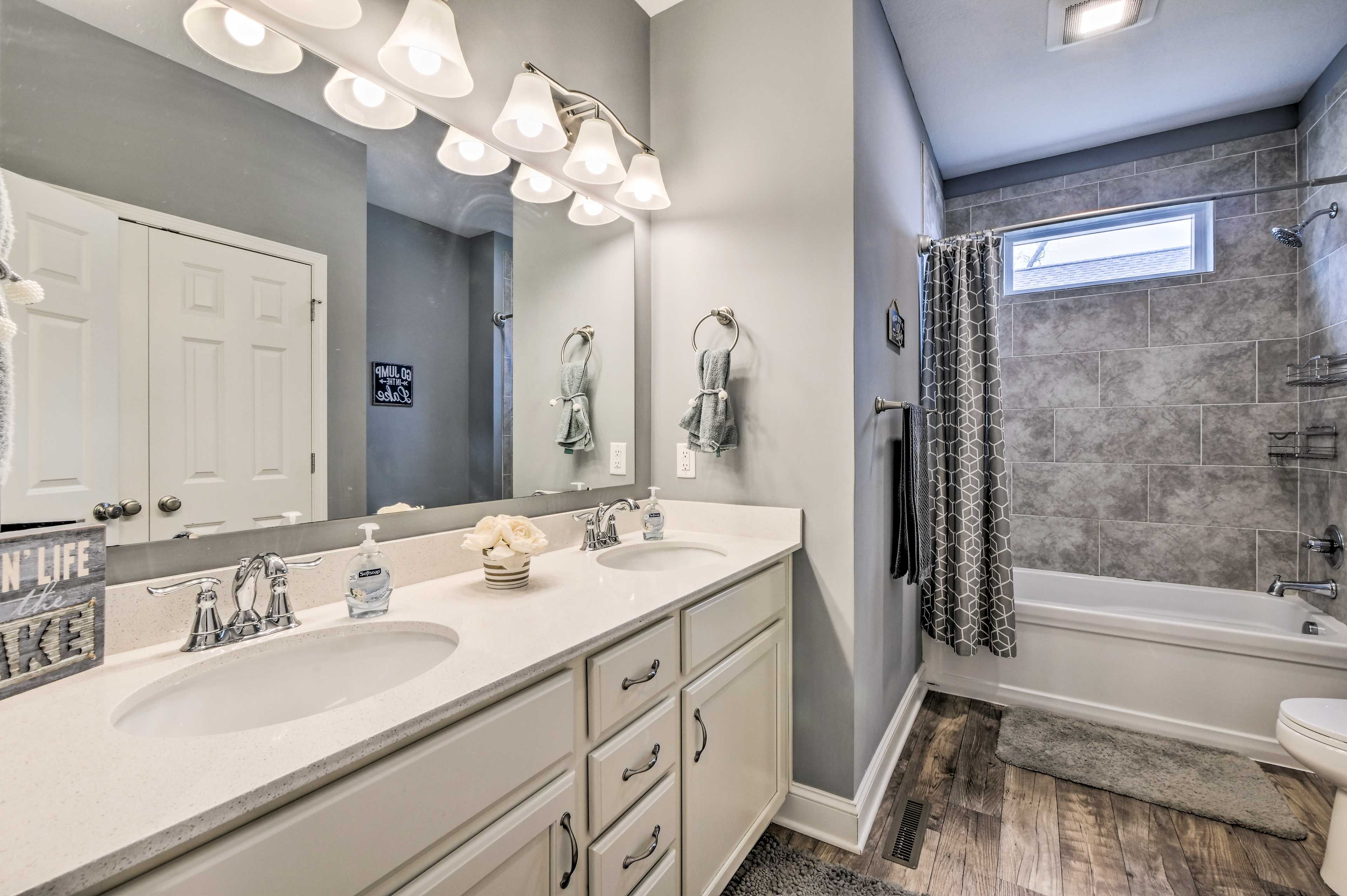 Full Bathroom | 1st Floor | Towels Provided