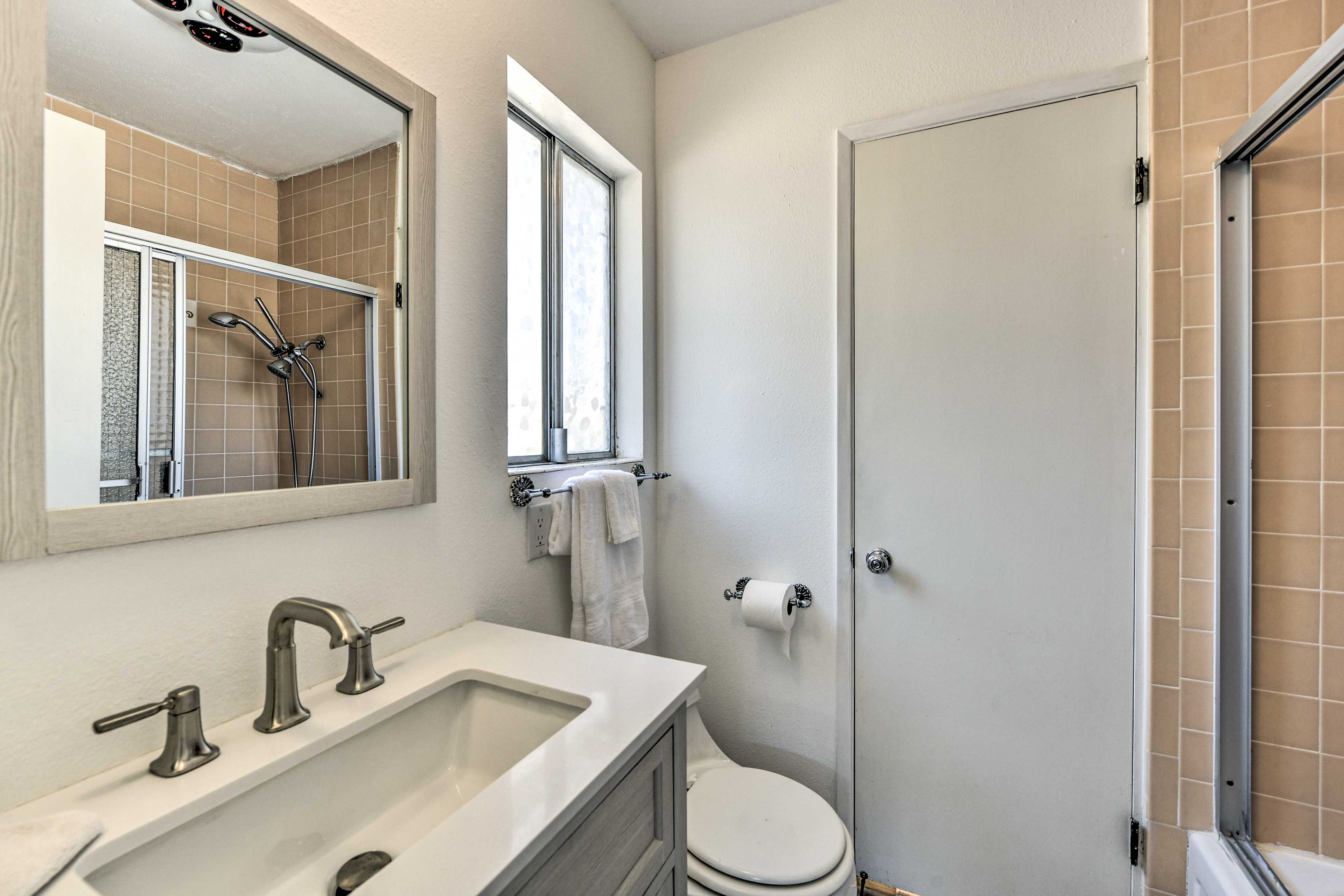 En-Suite Bathroom | Towels Provided | Complimentary Toiletries