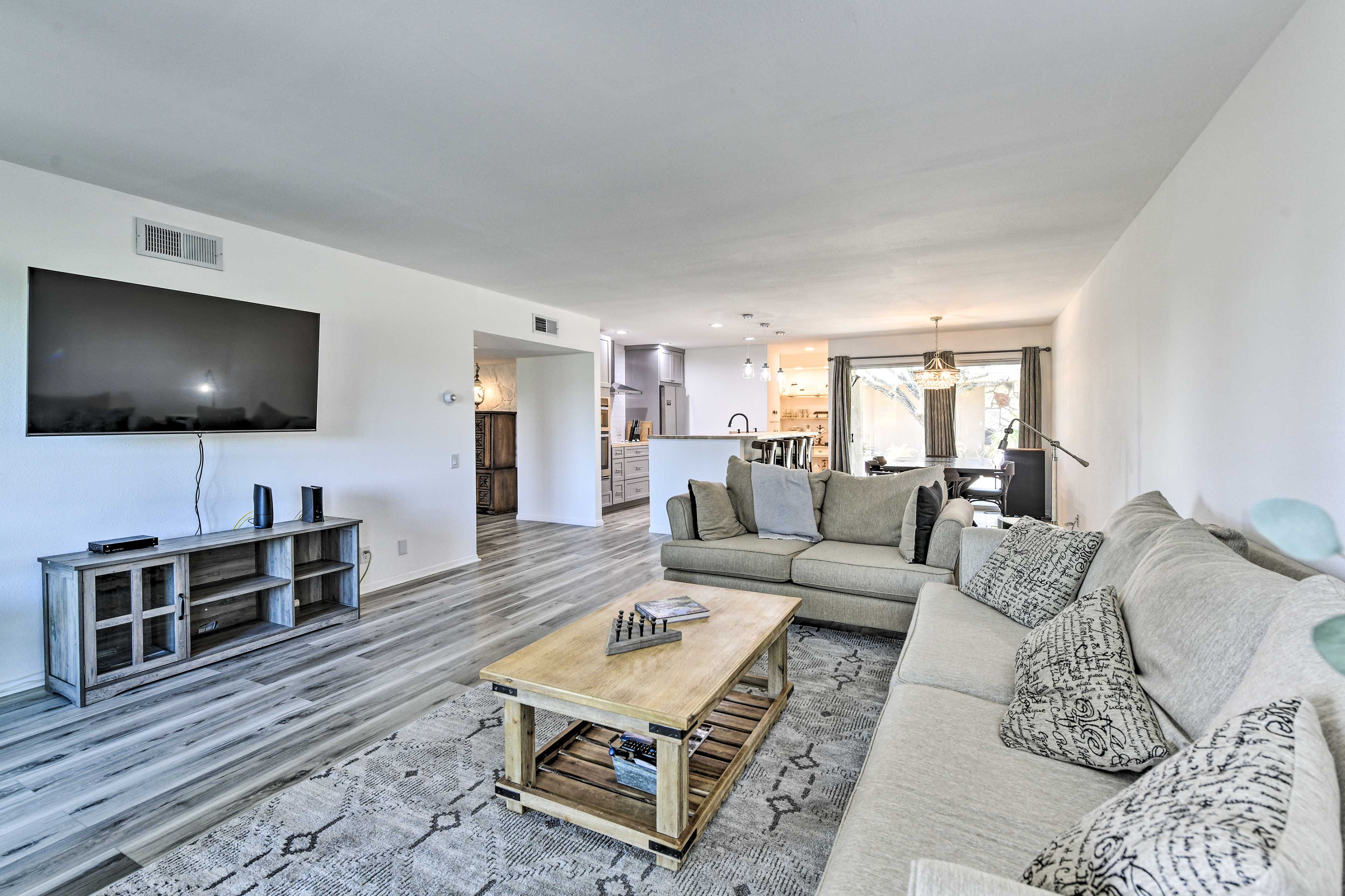 Living Room | Free WiFi | Central A/C | Smart TV