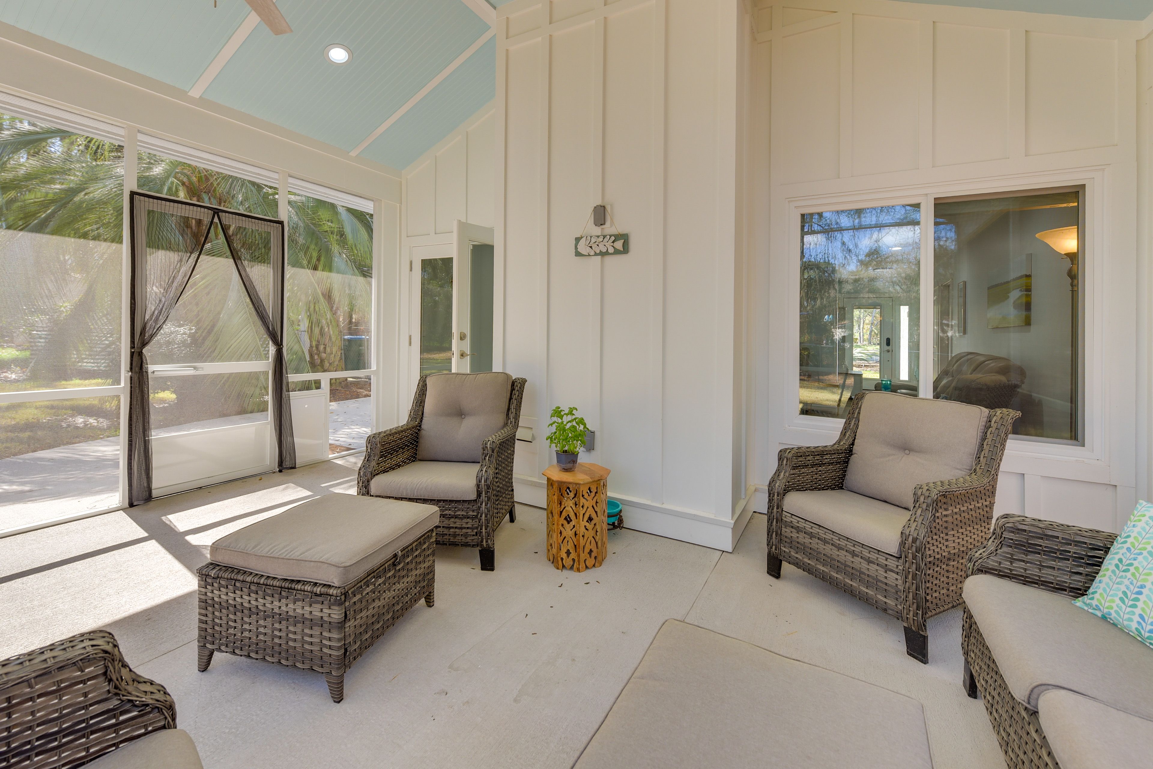 Screened-In Patio | Outdoor Seating