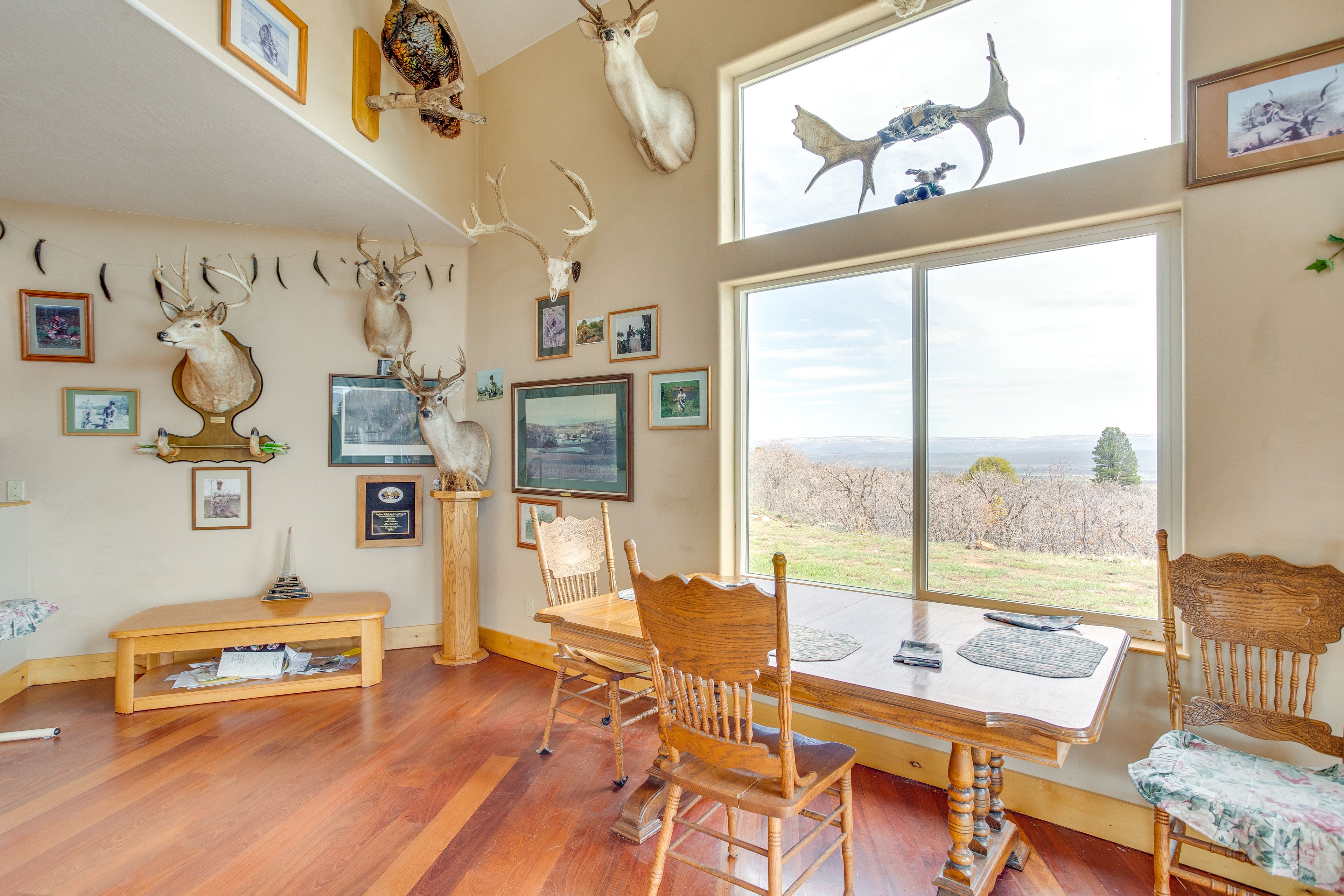 Dining Area | Dishware & Flatware Provided