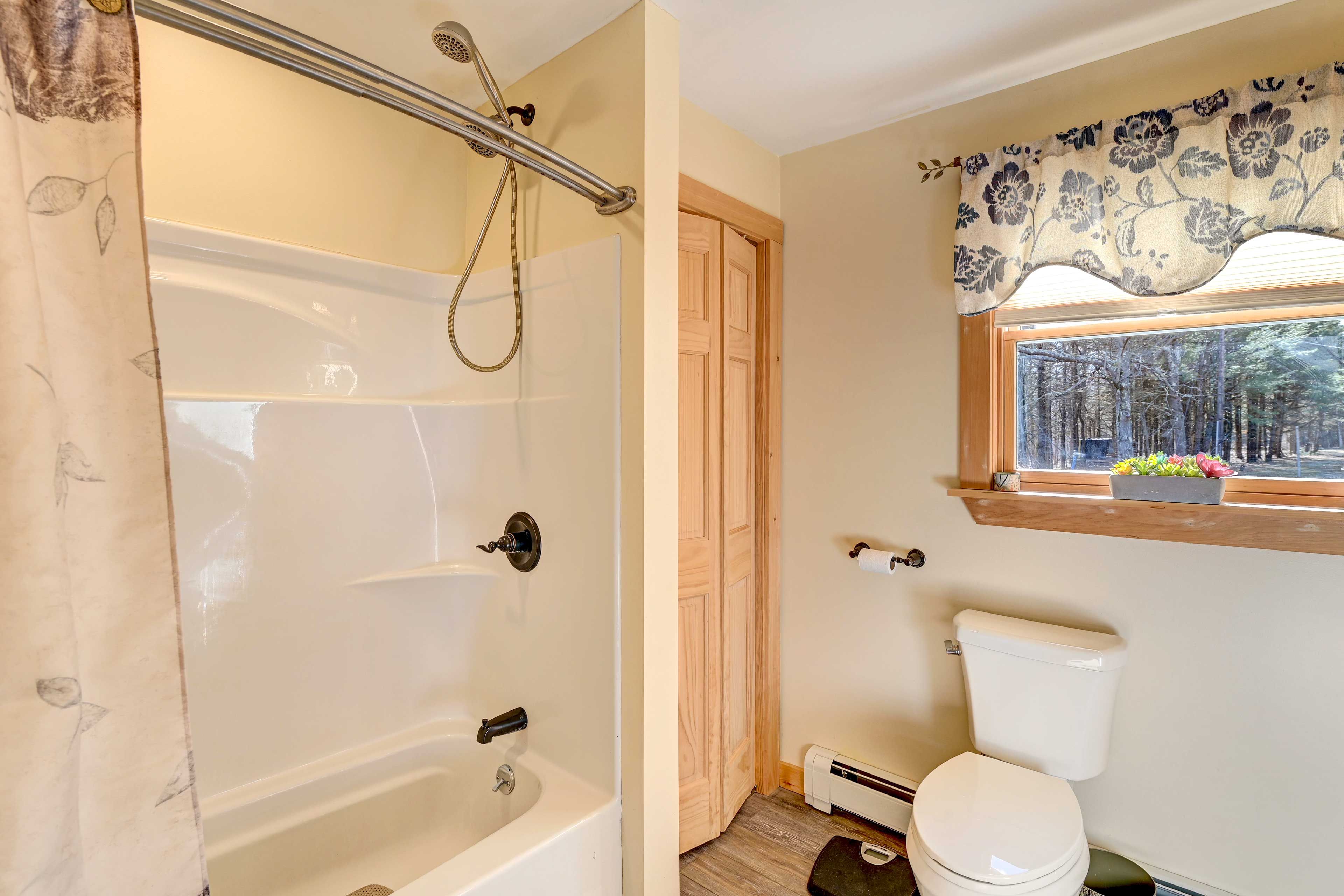 Full Bathroom | Towels Provided | Complimentary Toiletries | Hair Dryer
