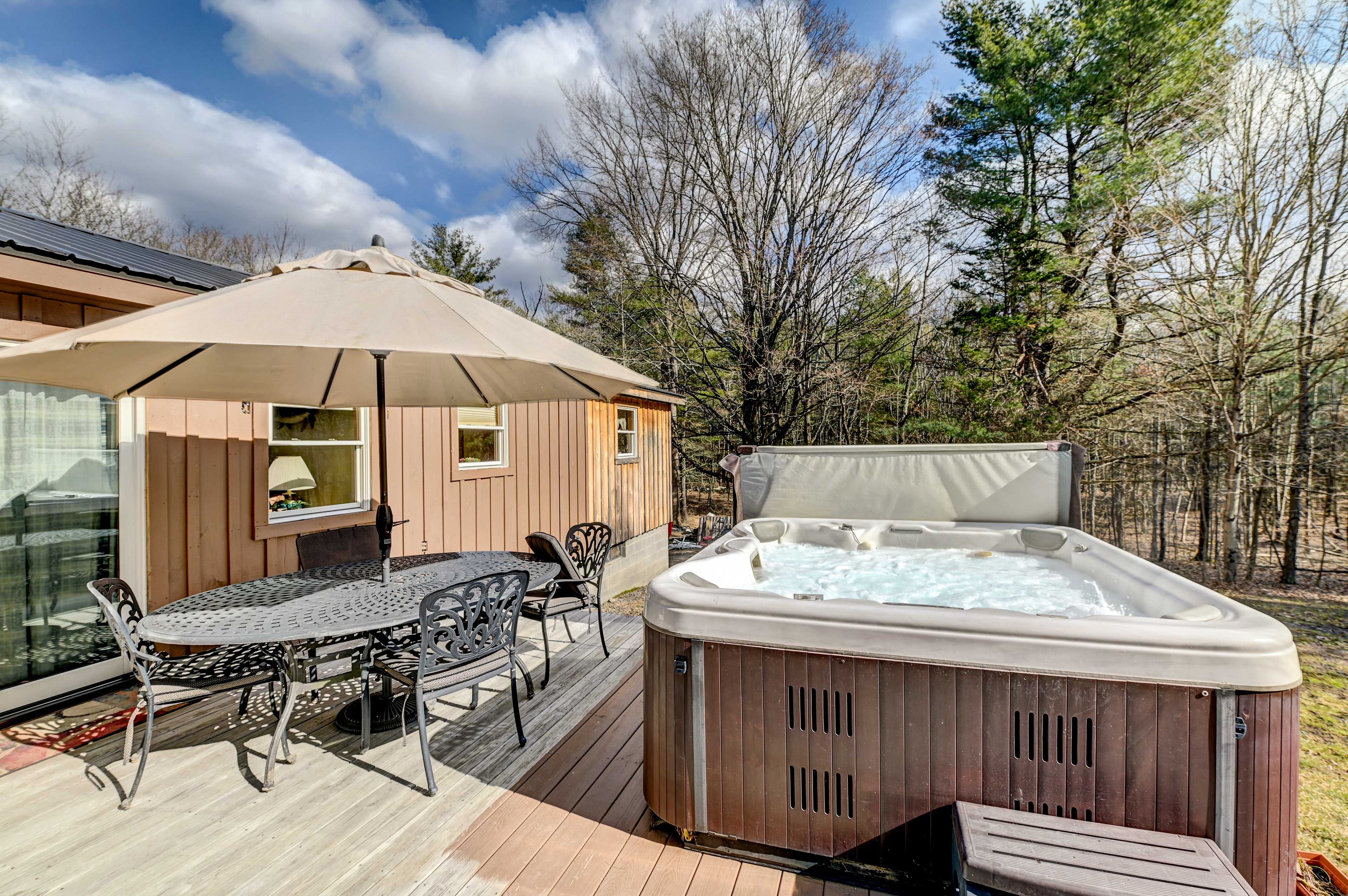 Deck | Hot Tub | Gas Grill | Dining Area | Pet Bowls