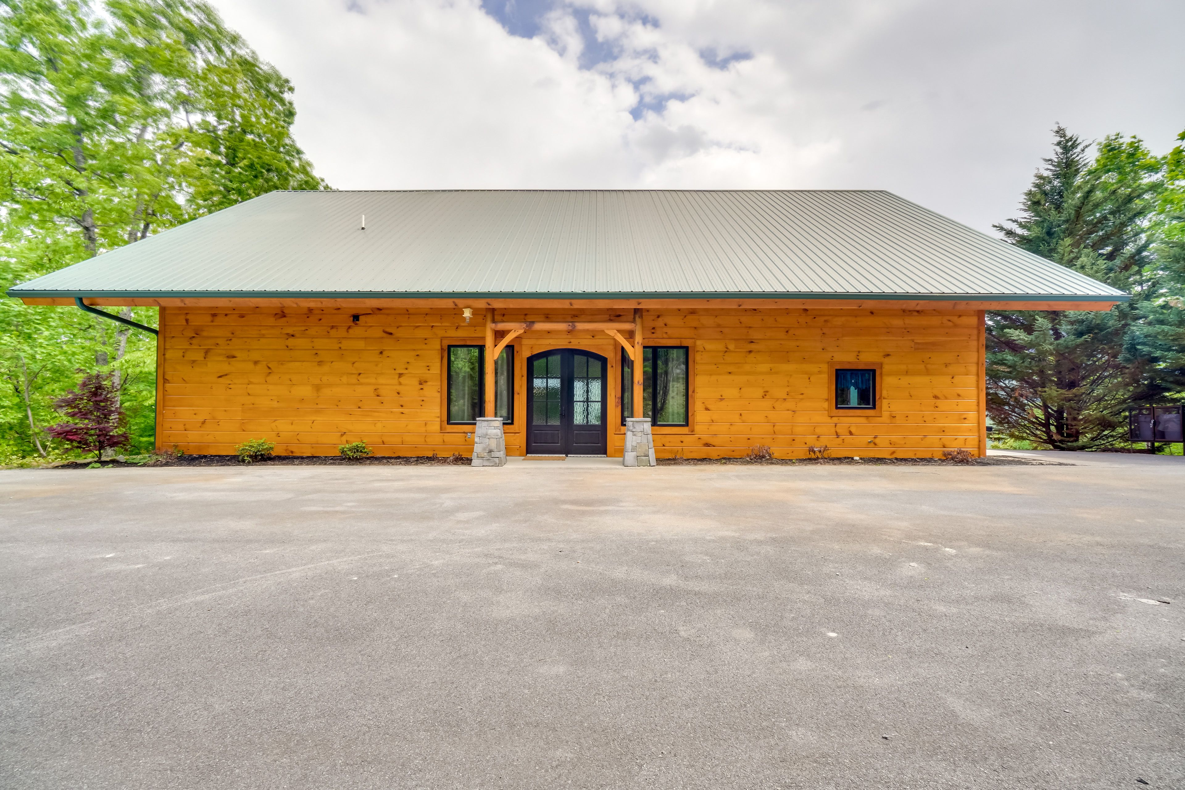 Parking | Driveway (10 Vehicles) | RV/Trailer Parking Allowed