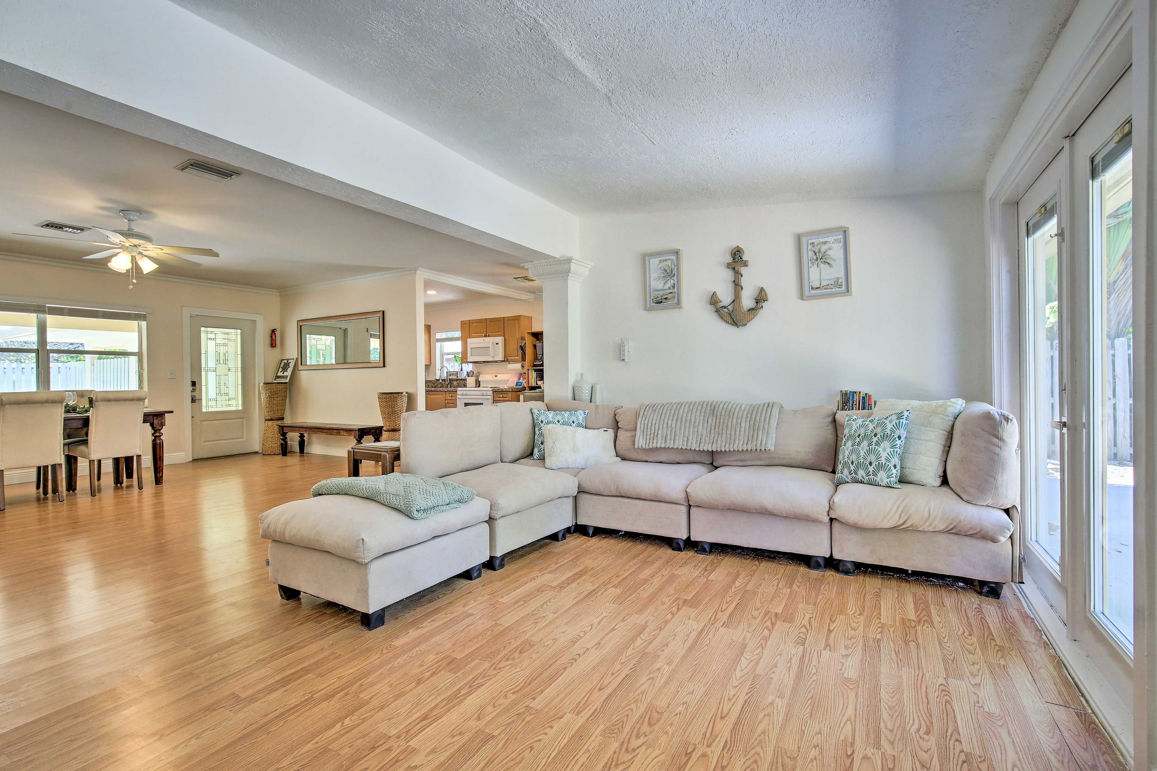 Living Room | Full Sleeper Sofa | Smart TV | WiFi | Workspace | Central A/C