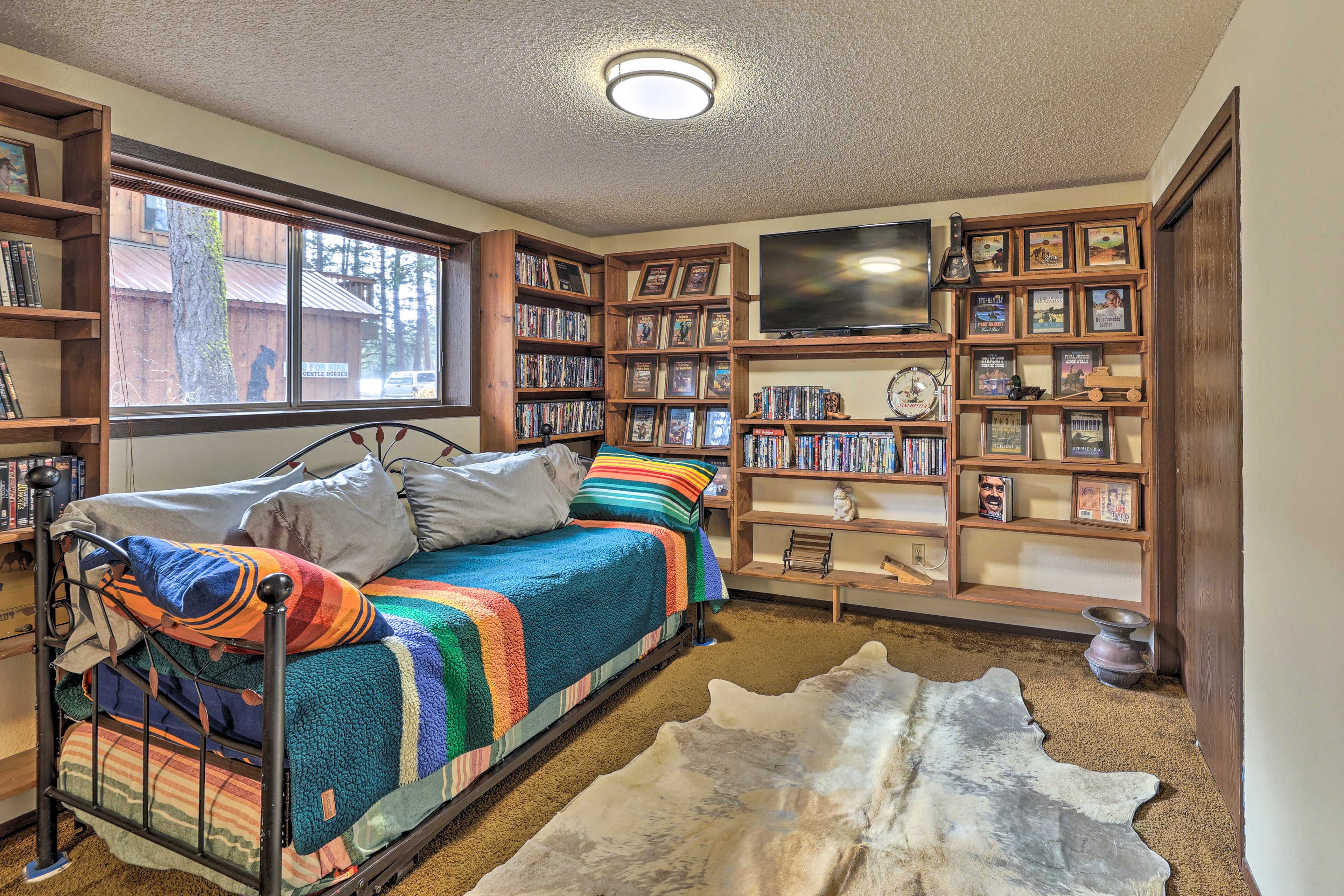 Lower Living Area | Twin Daybed w/ Twin Trundle