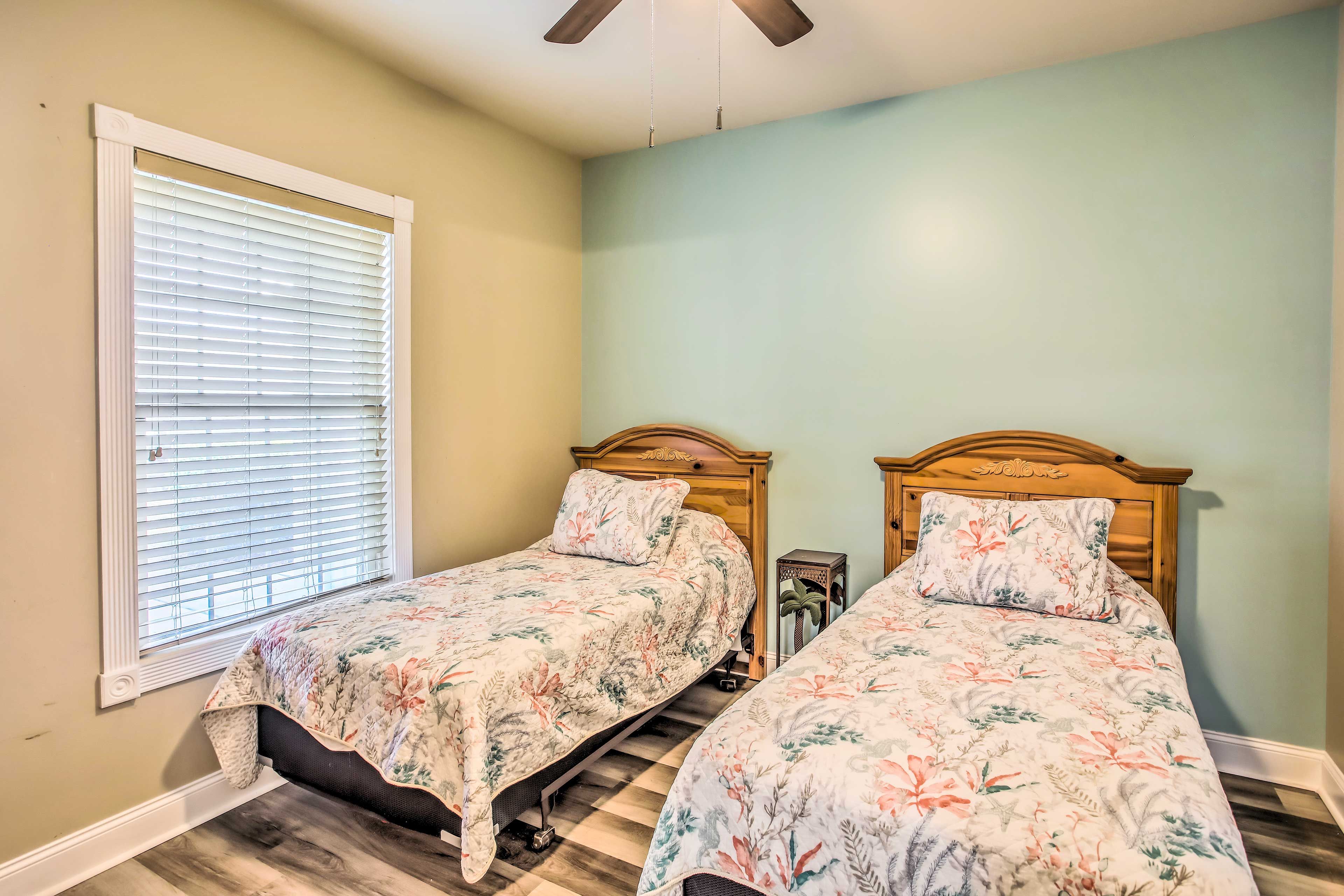 Bedroom 2 | 2 Twin Beds | Smart TV | Full En-Suite Bathroom