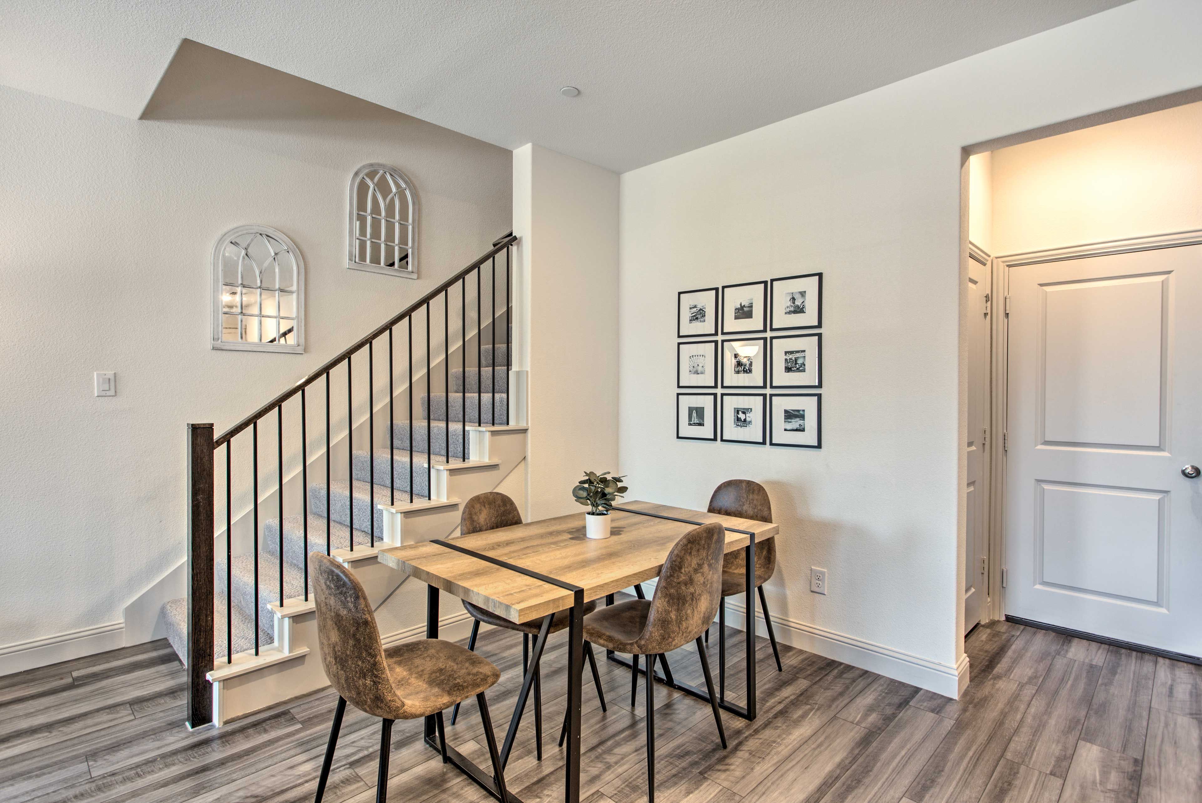Dining Area | Dishware & Flatware Provided | Central Air Conditioning & Heating
