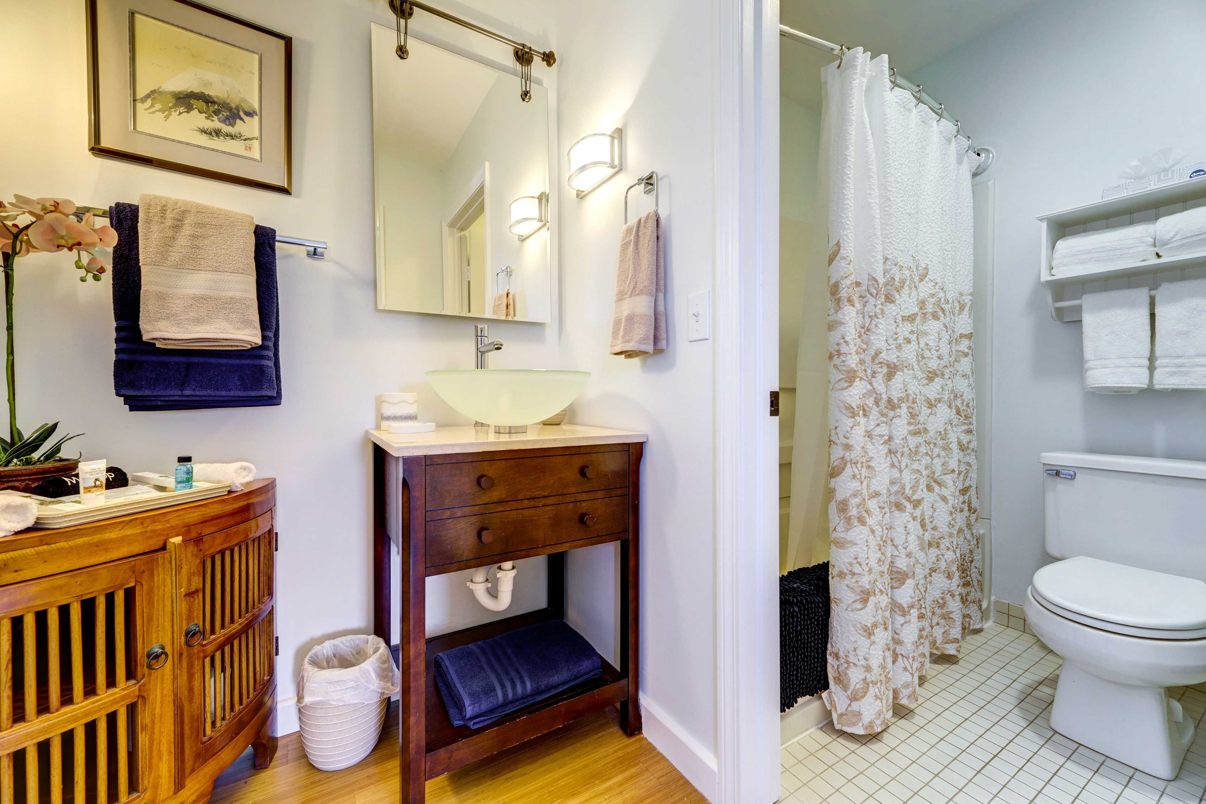 Full Bathroom | Complimentary Toiletries | 1st Floor