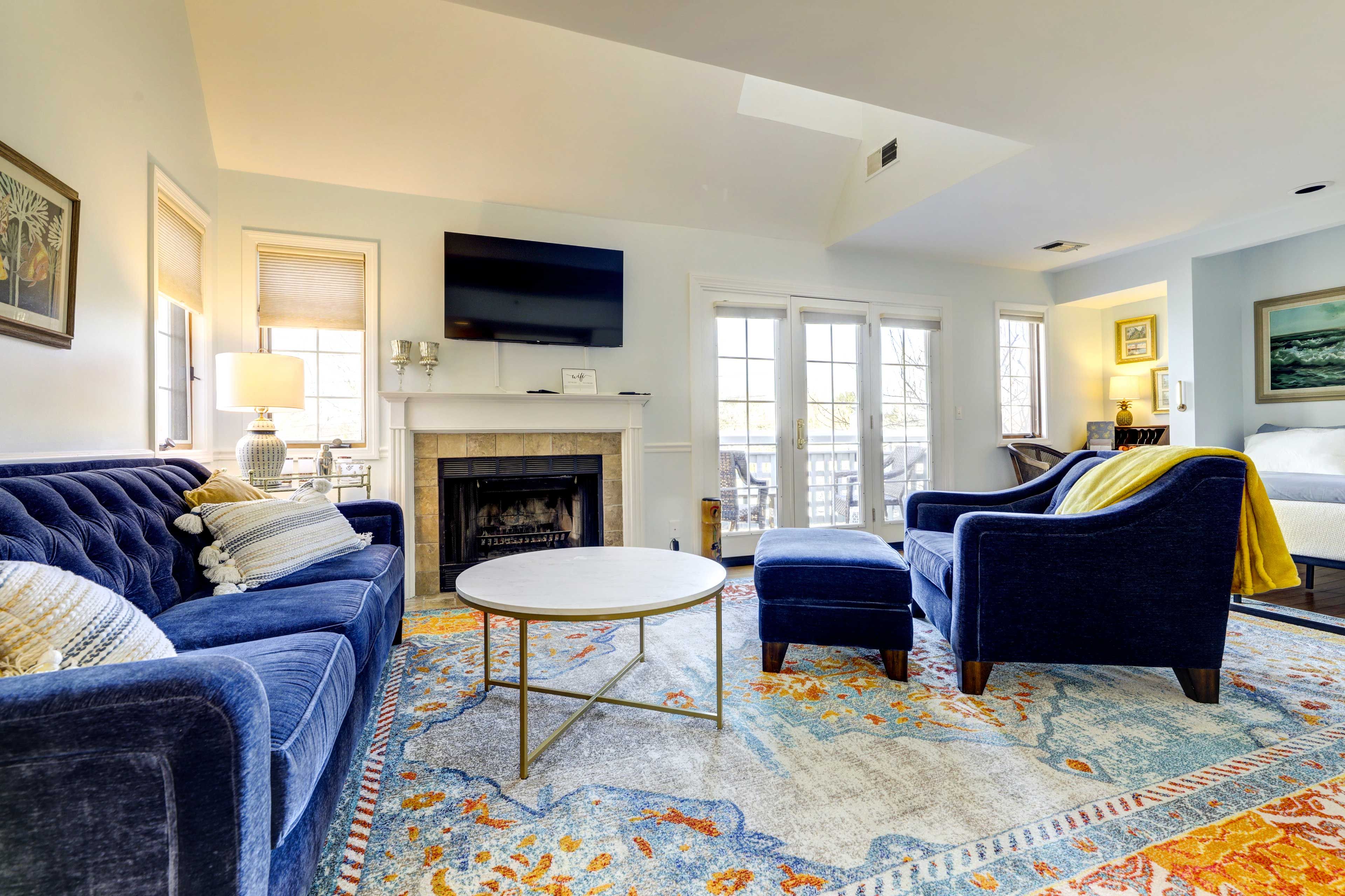 Living Area | Smart TV w/ Cable