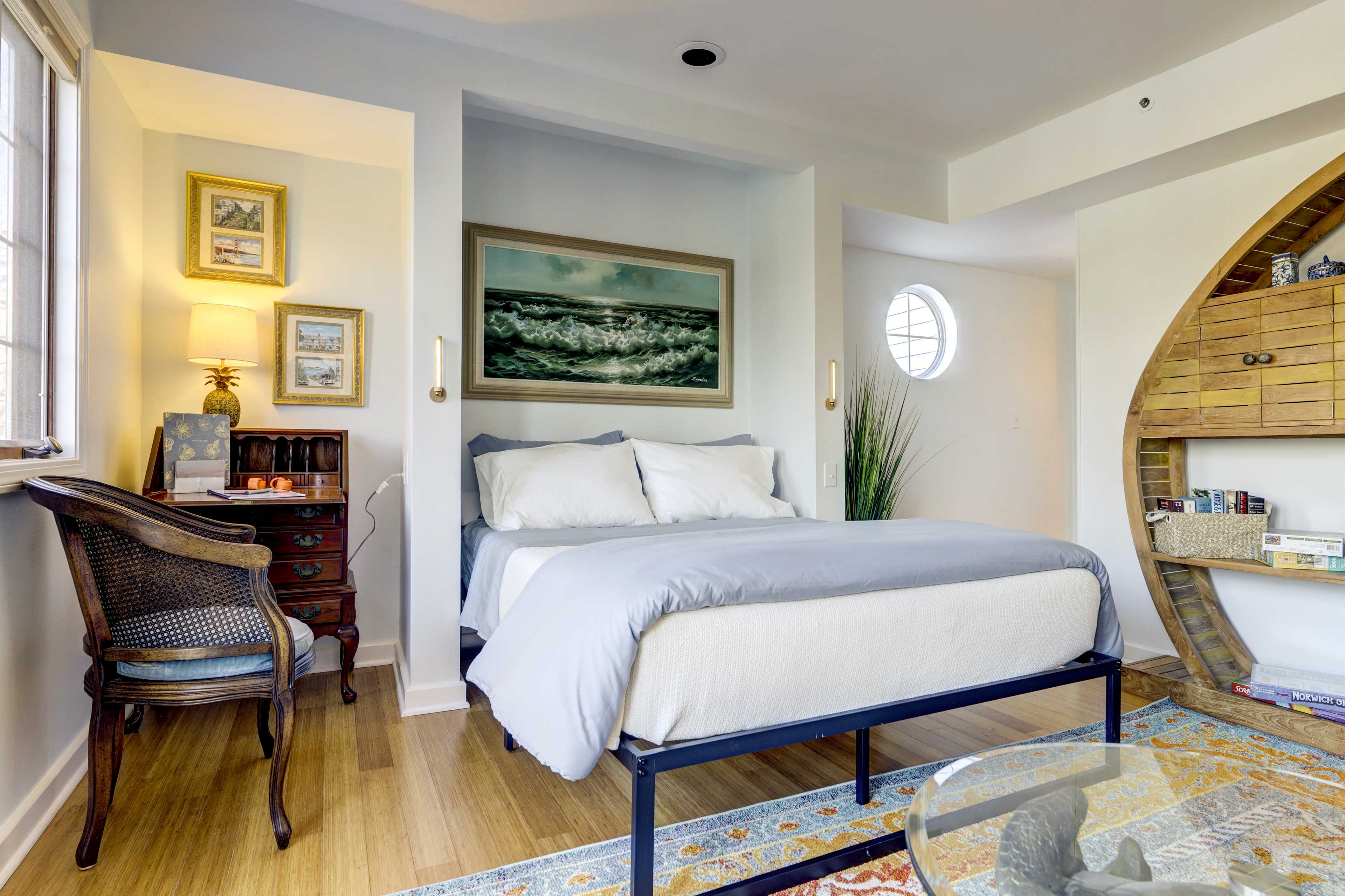 Living Area | Queen Bed | Laptop Workspace