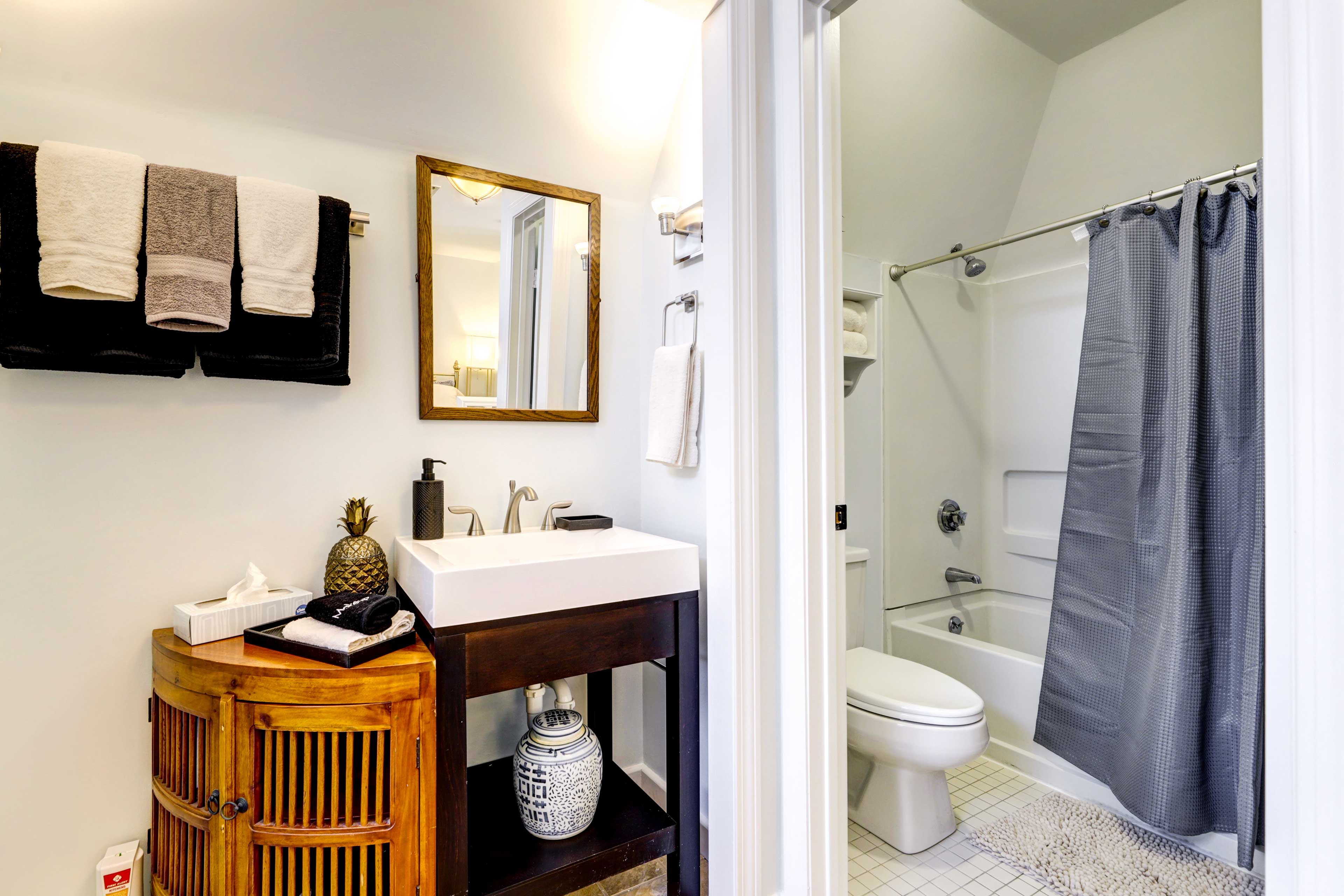 Full Bathroom | Complimentary Toiletries | 2nd Floor