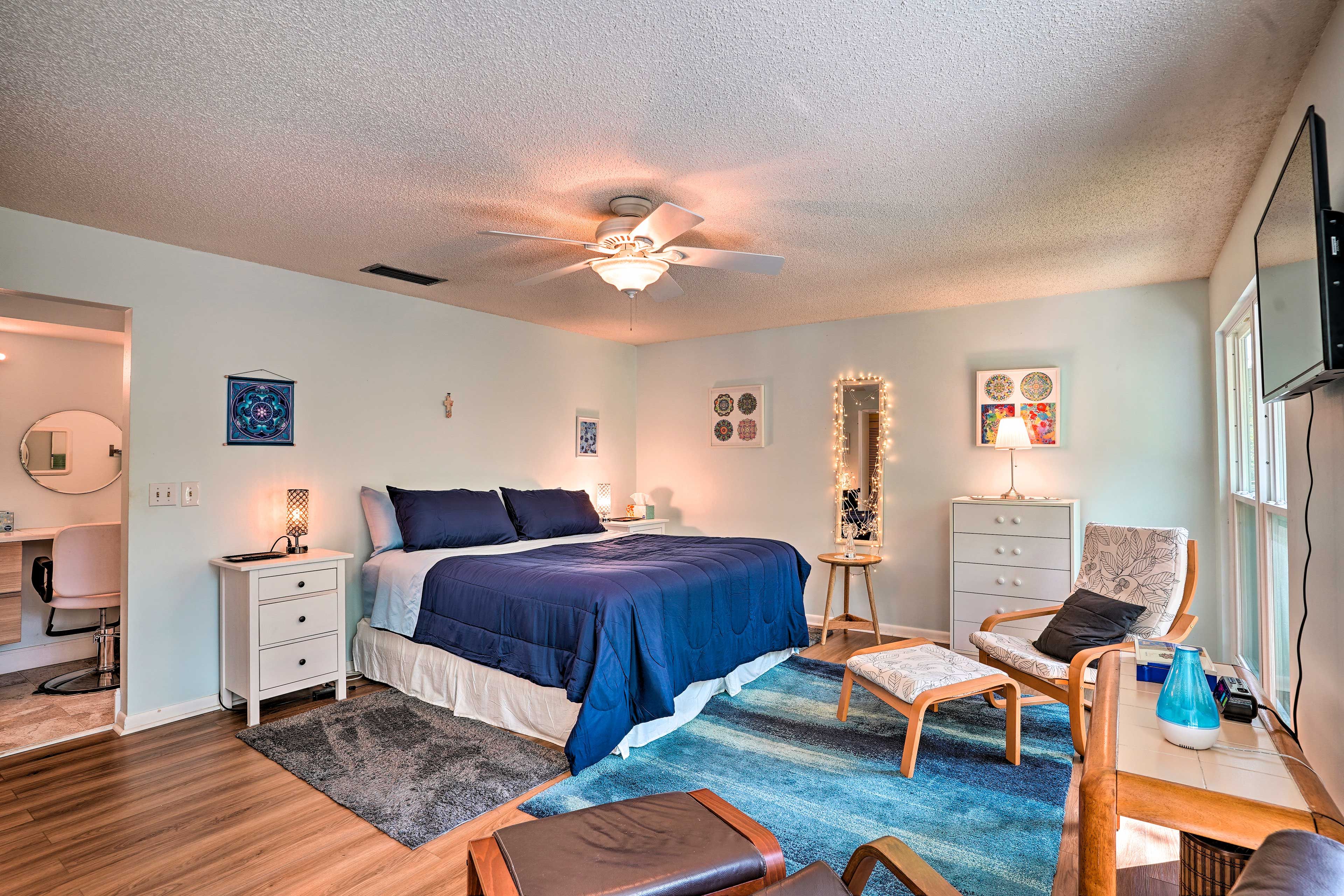 Bedroom 1 | King Bed | En-Suite Bathroom