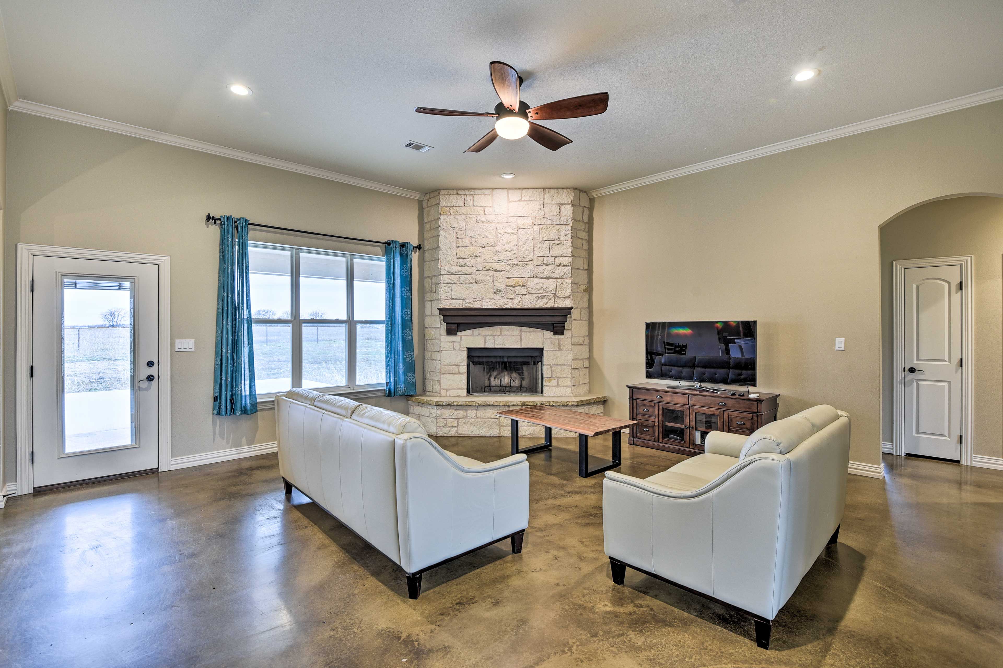 Living Room | Fireplace (Firewood Not Provided) | Smart TV
