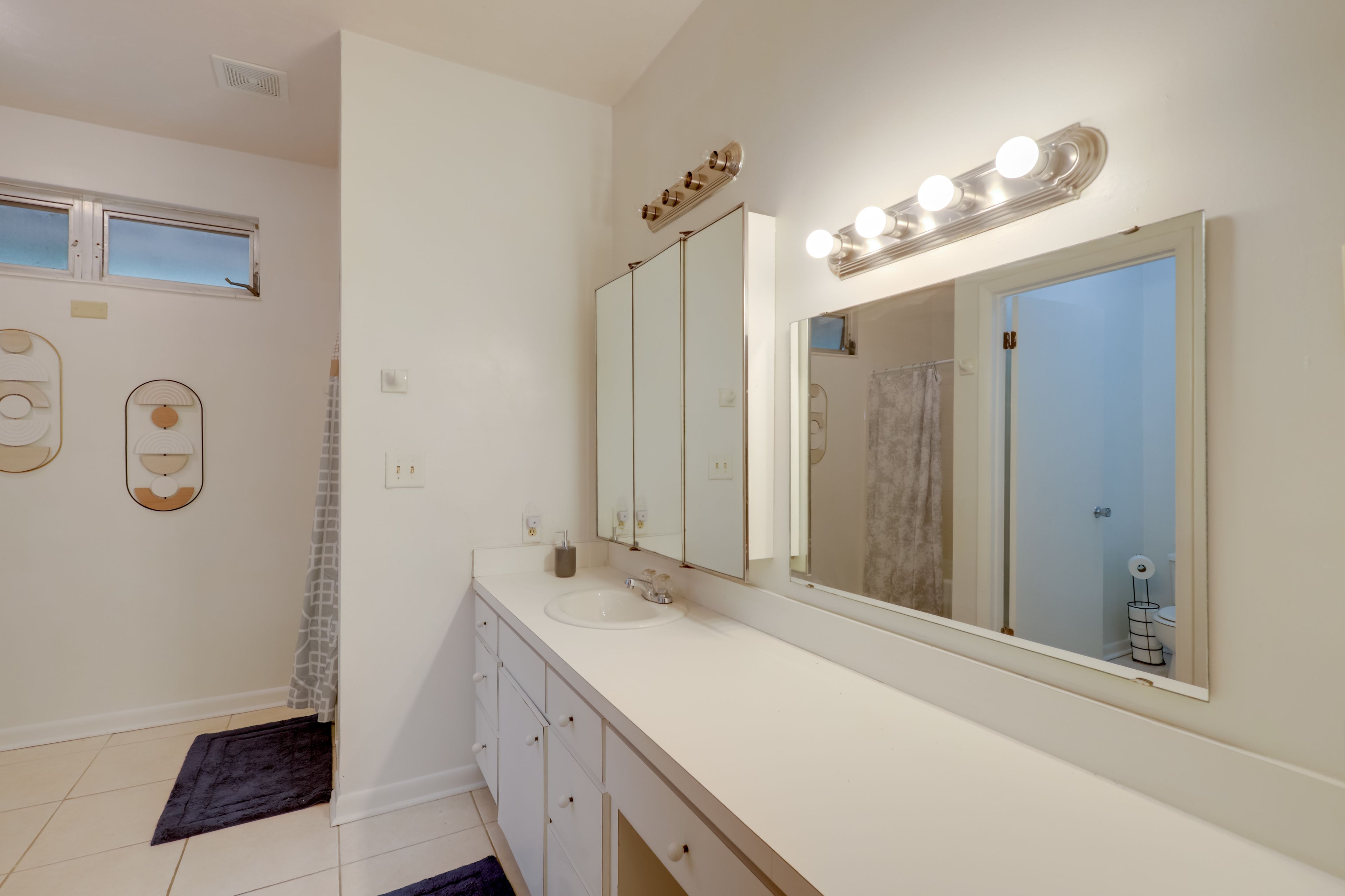 En-Suite Bathroom | 2 Showers | Hair Dryer | Towels Provided