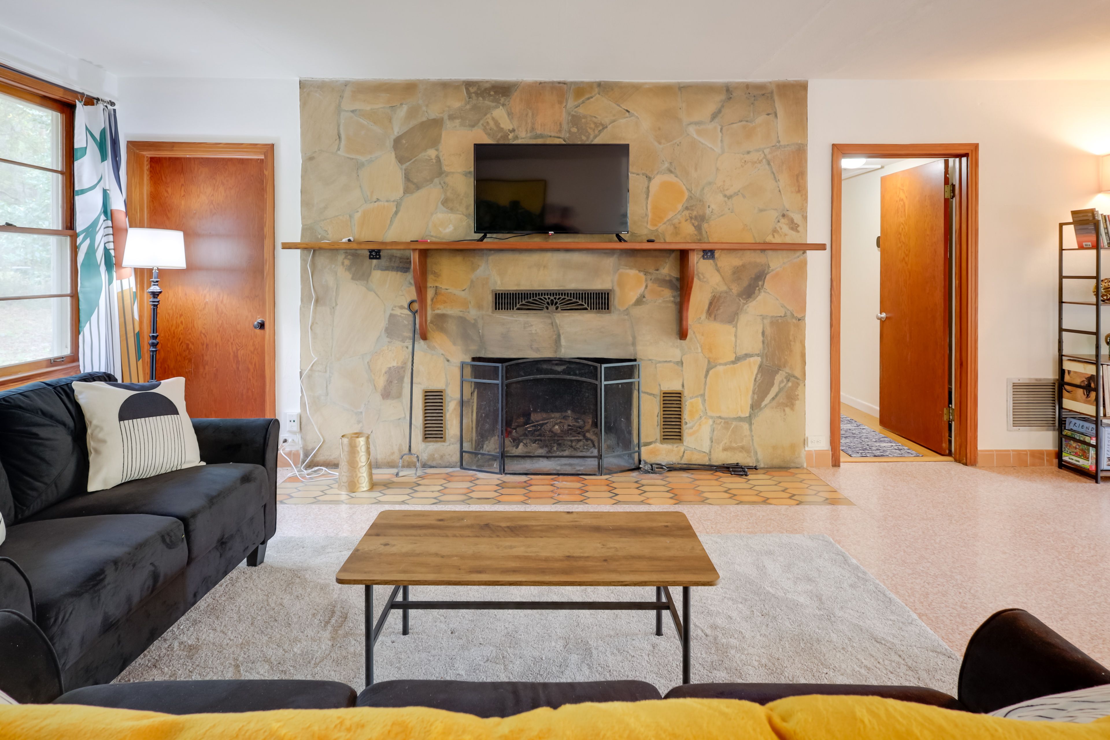 Living Room | Smart TV w/ Cable | Gas Fireplace | Central A/C & Heat