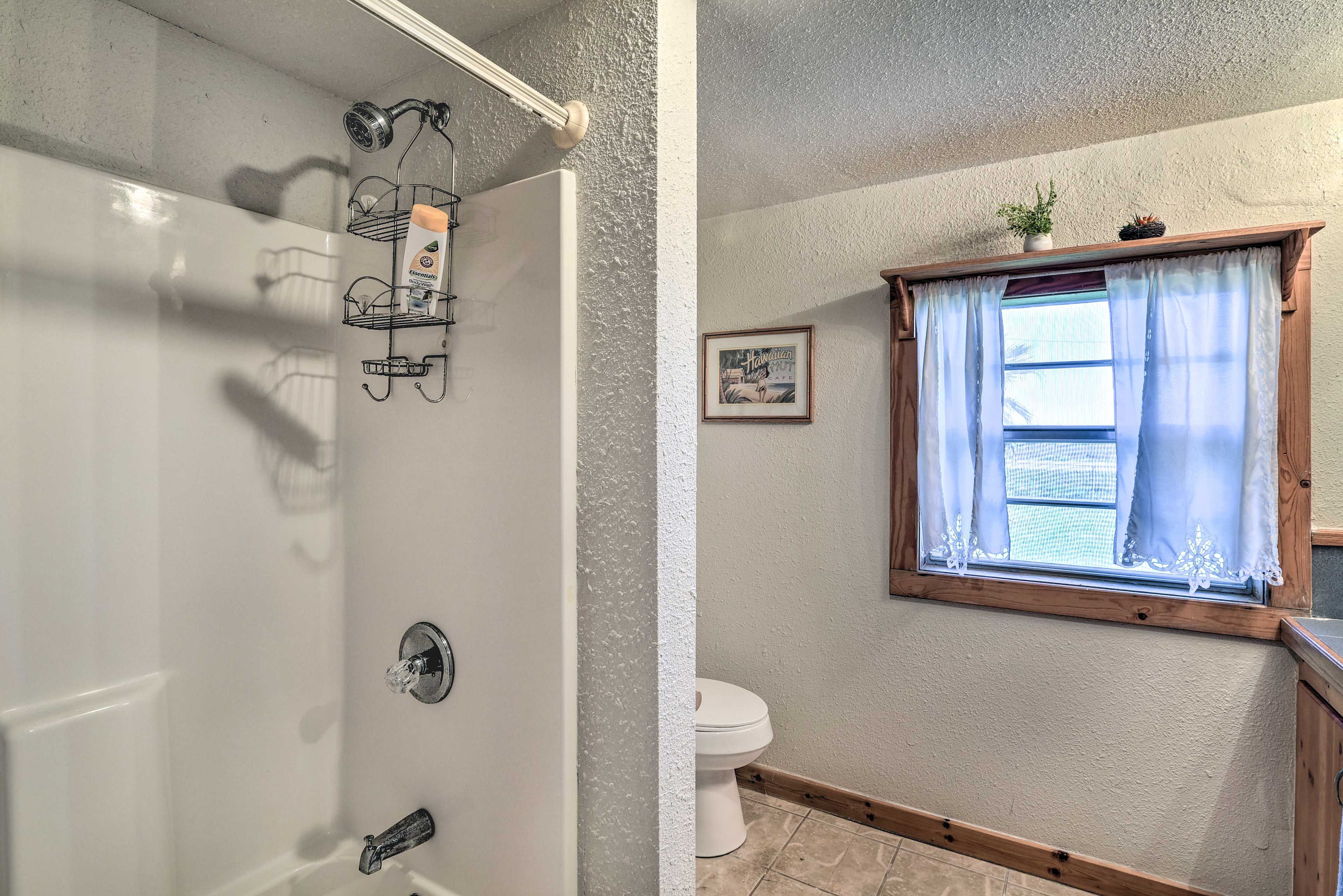 Full Bath | Towels Provided
