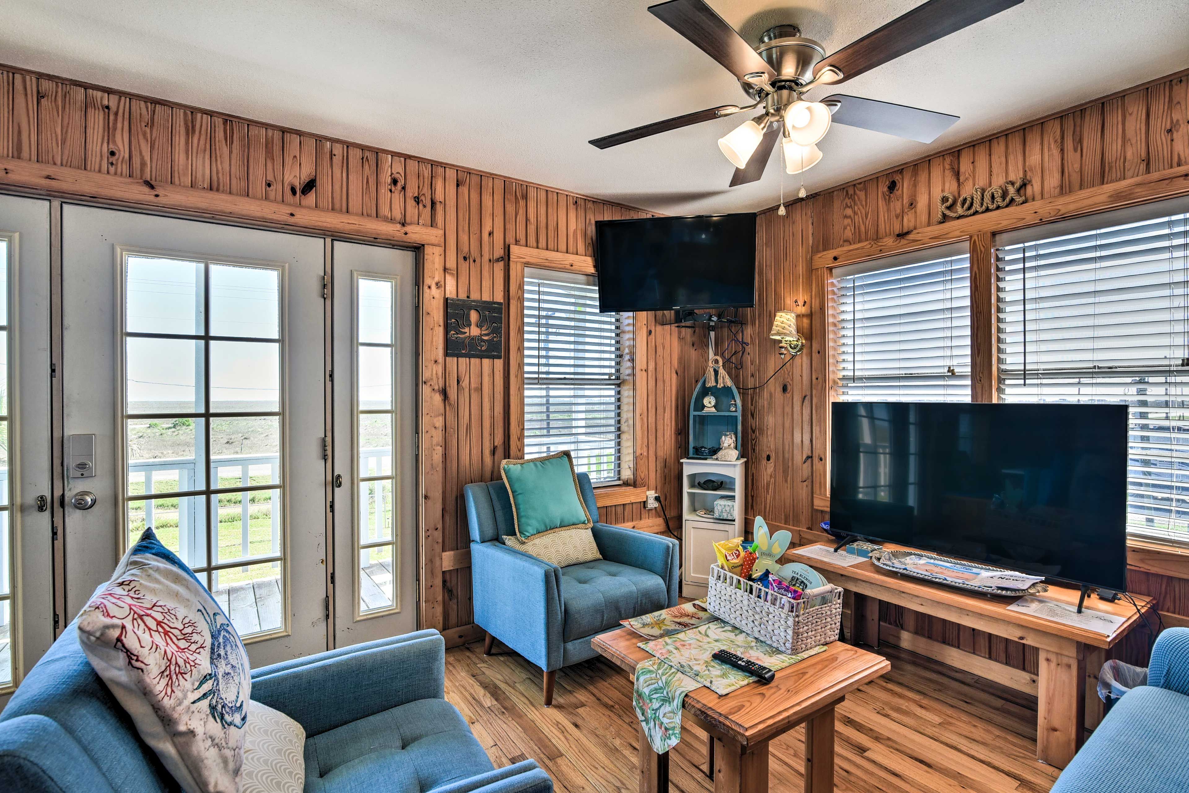 Living Room | Central A/C | Queen Sleeper Sofa