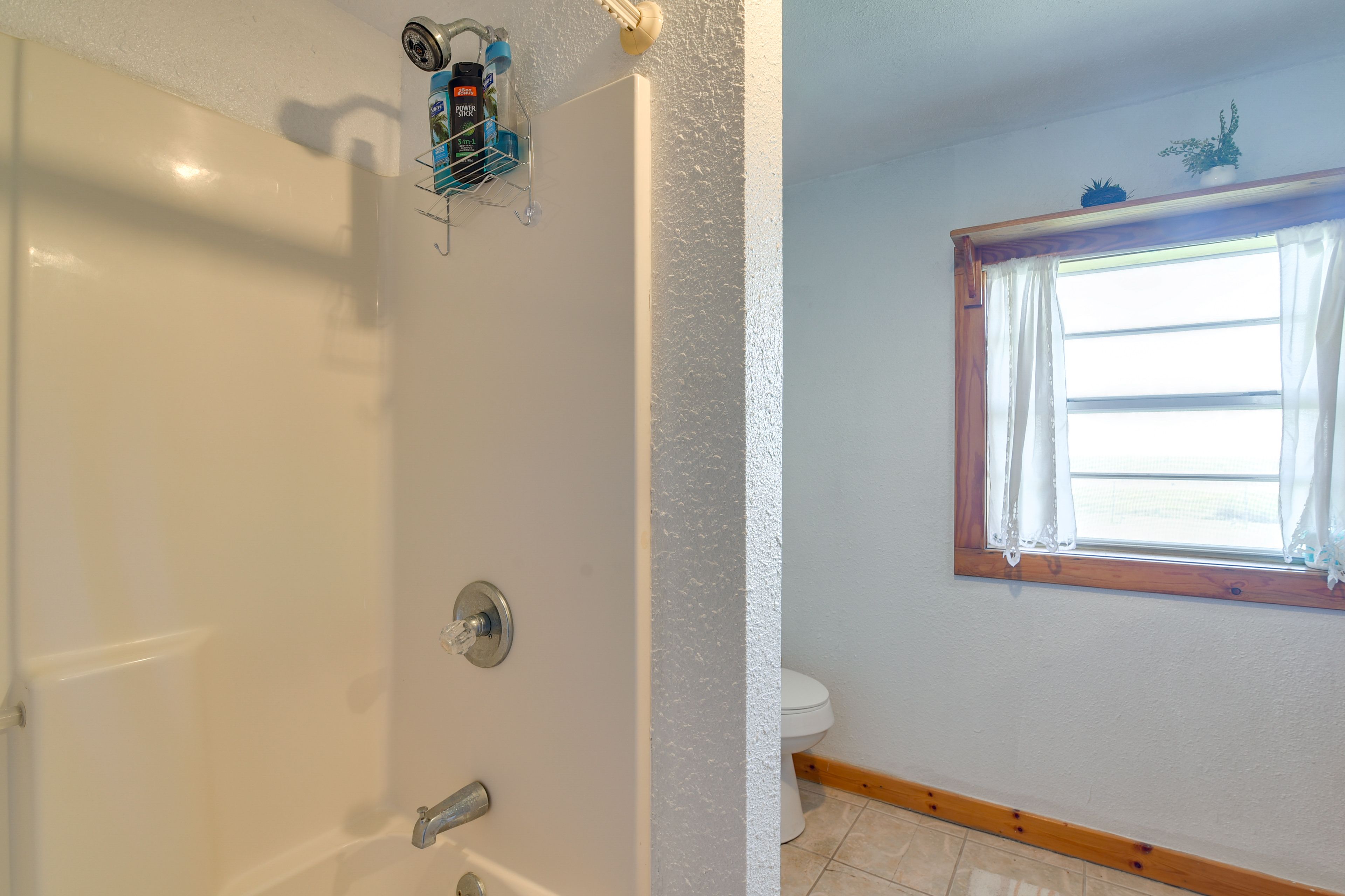 Full Bath | Towels Provided