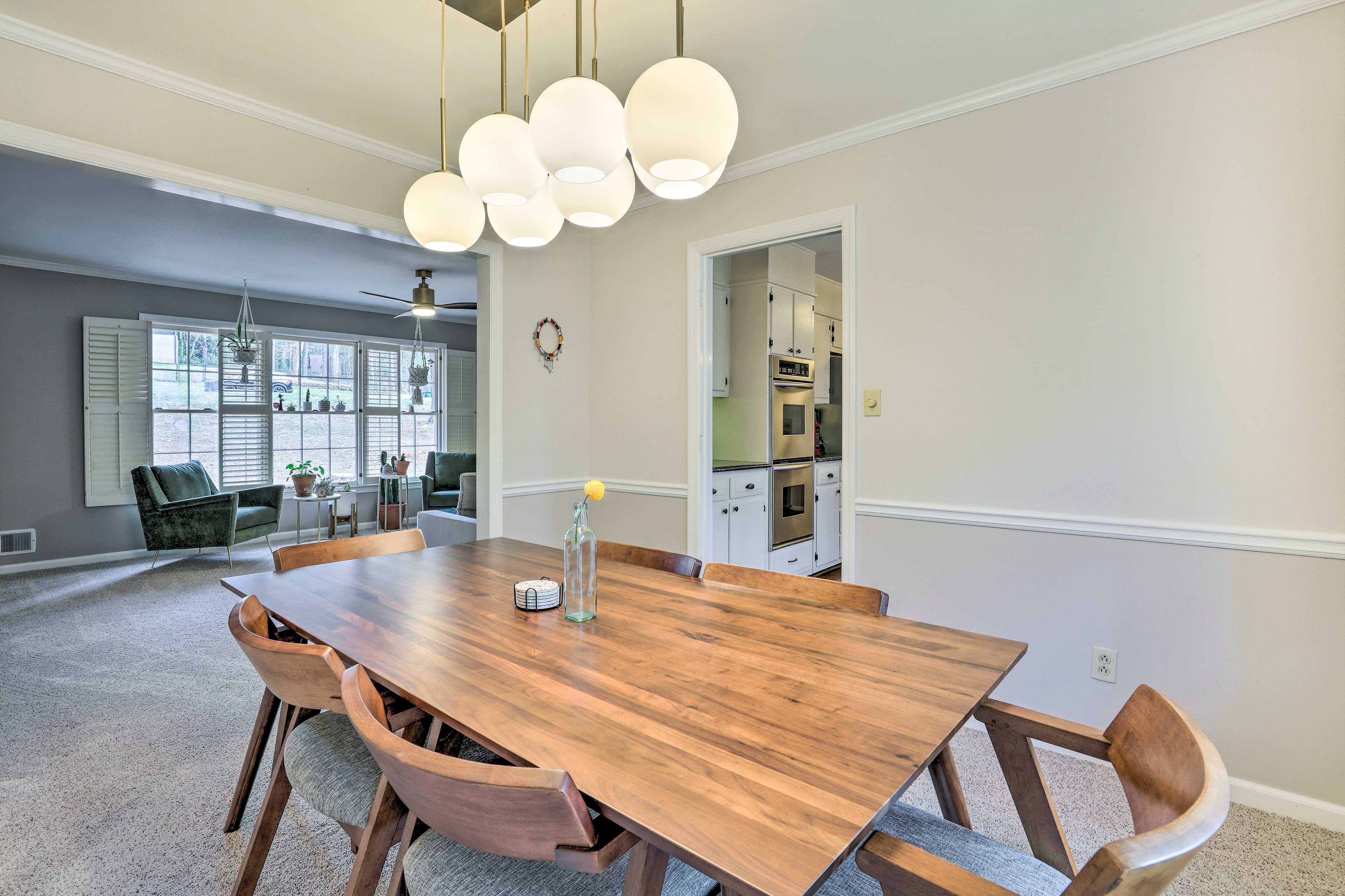 Dining Area | Dishware/Flatware Provided