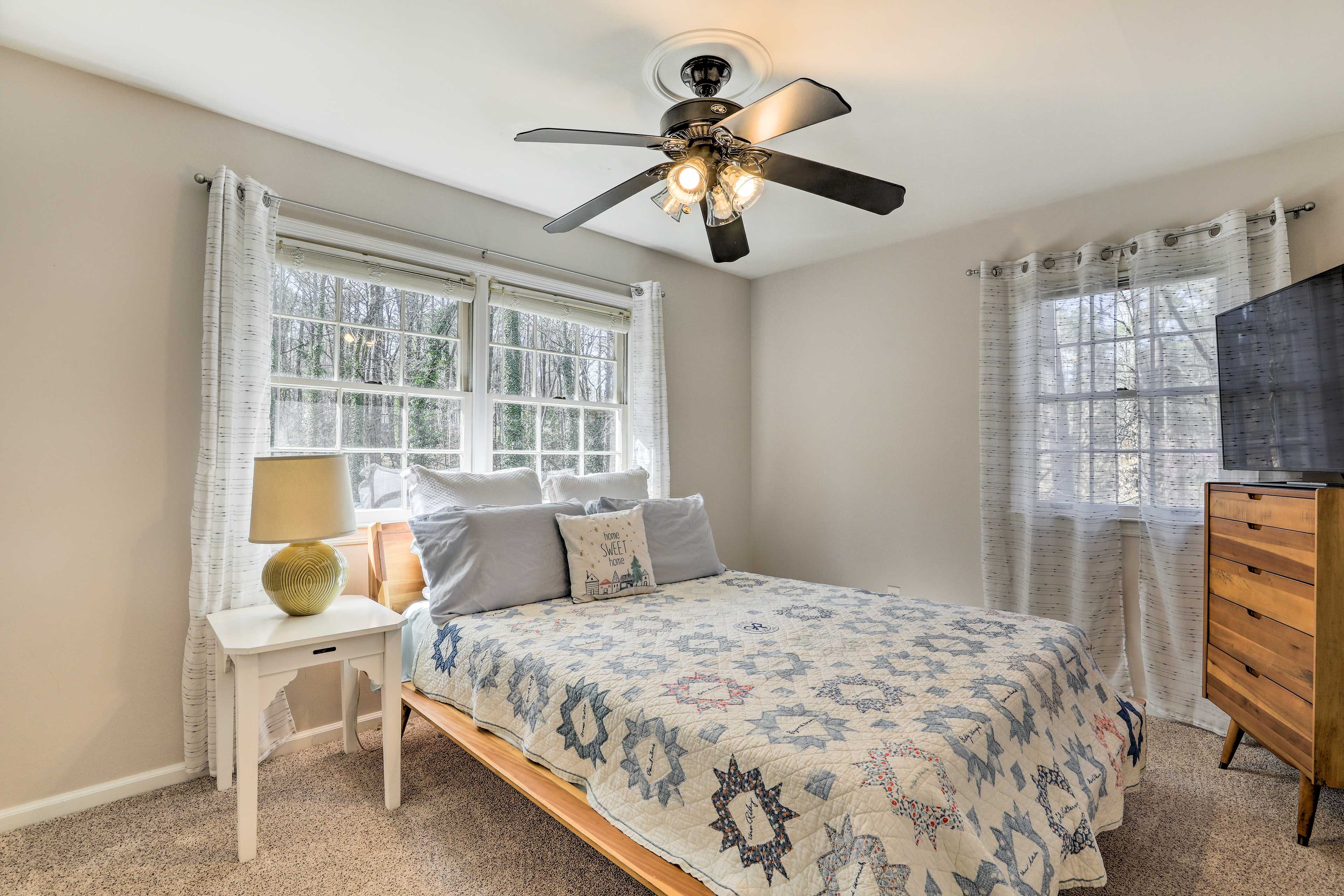 Bedroom 2 | Queen Bed | 2nd Floor | Smart TV
