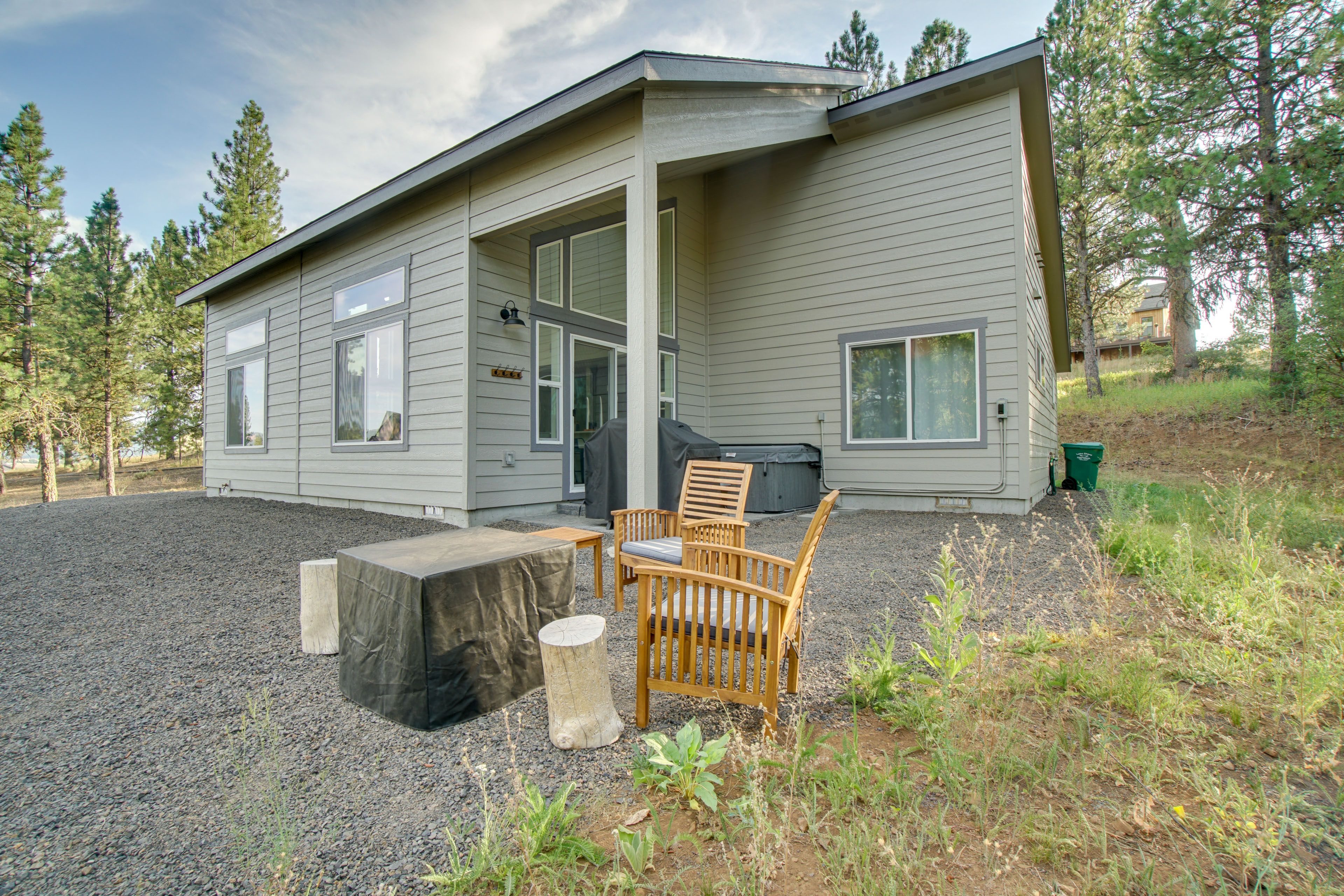 Outdoor Dining Area | Mountain Views