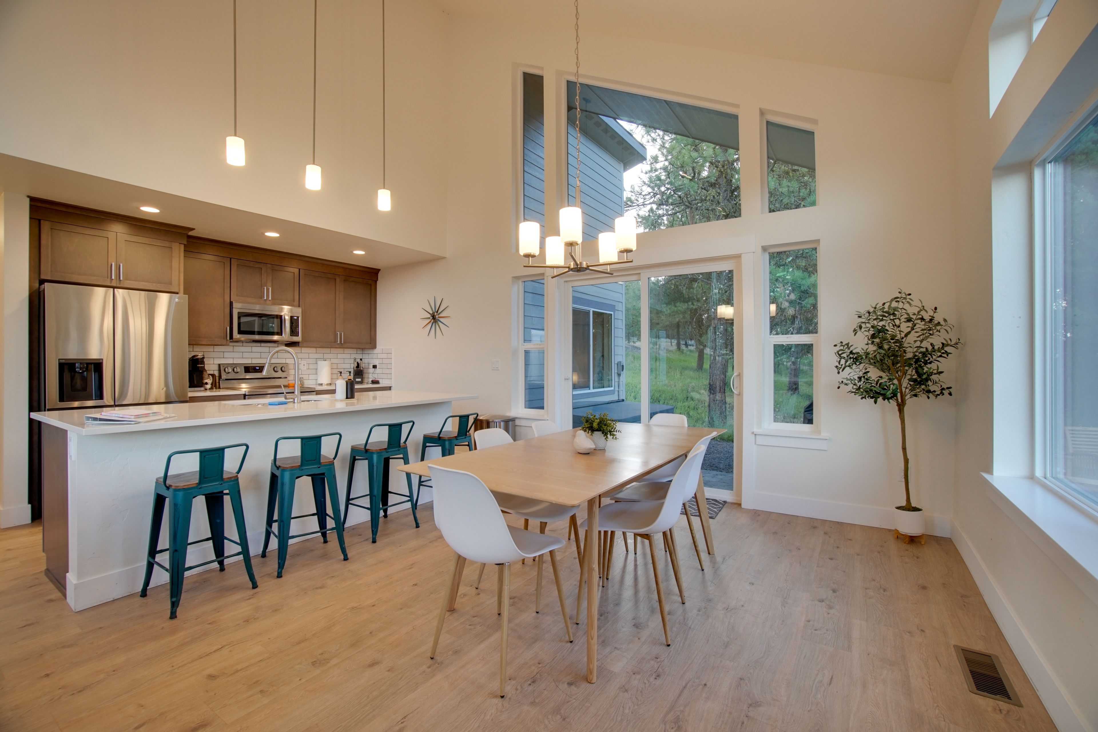 Dining Area | Dishes & Flatware Provided