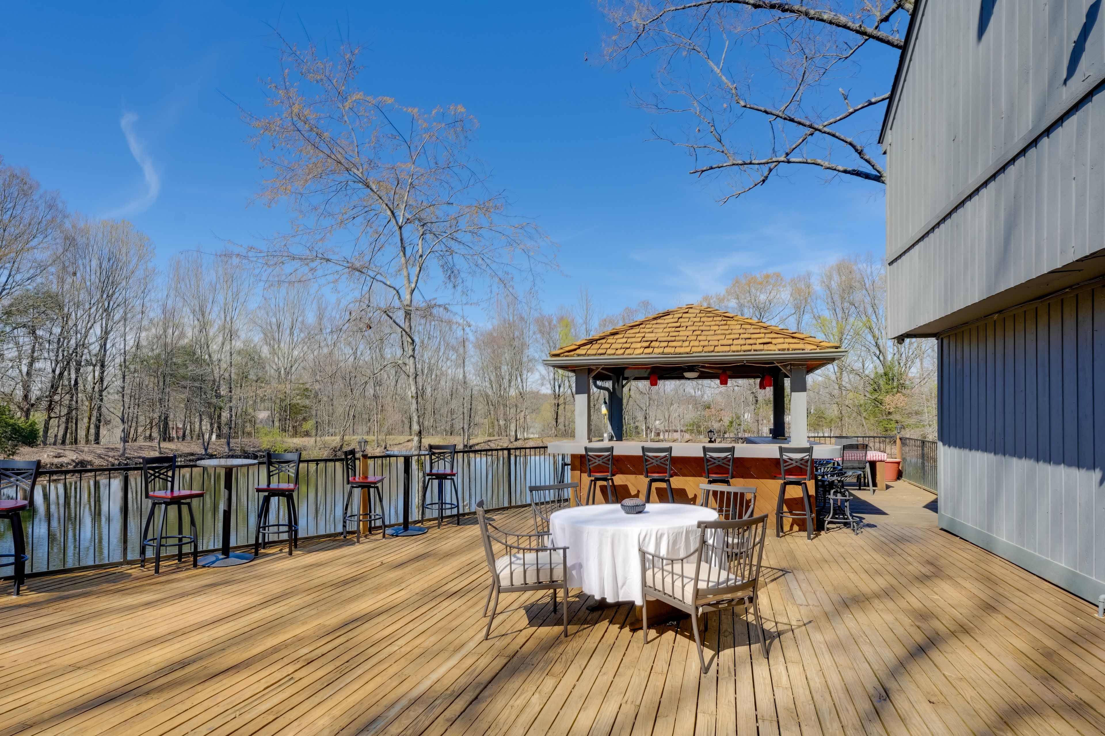 Furnished Deck | 5,000 Sq Ft