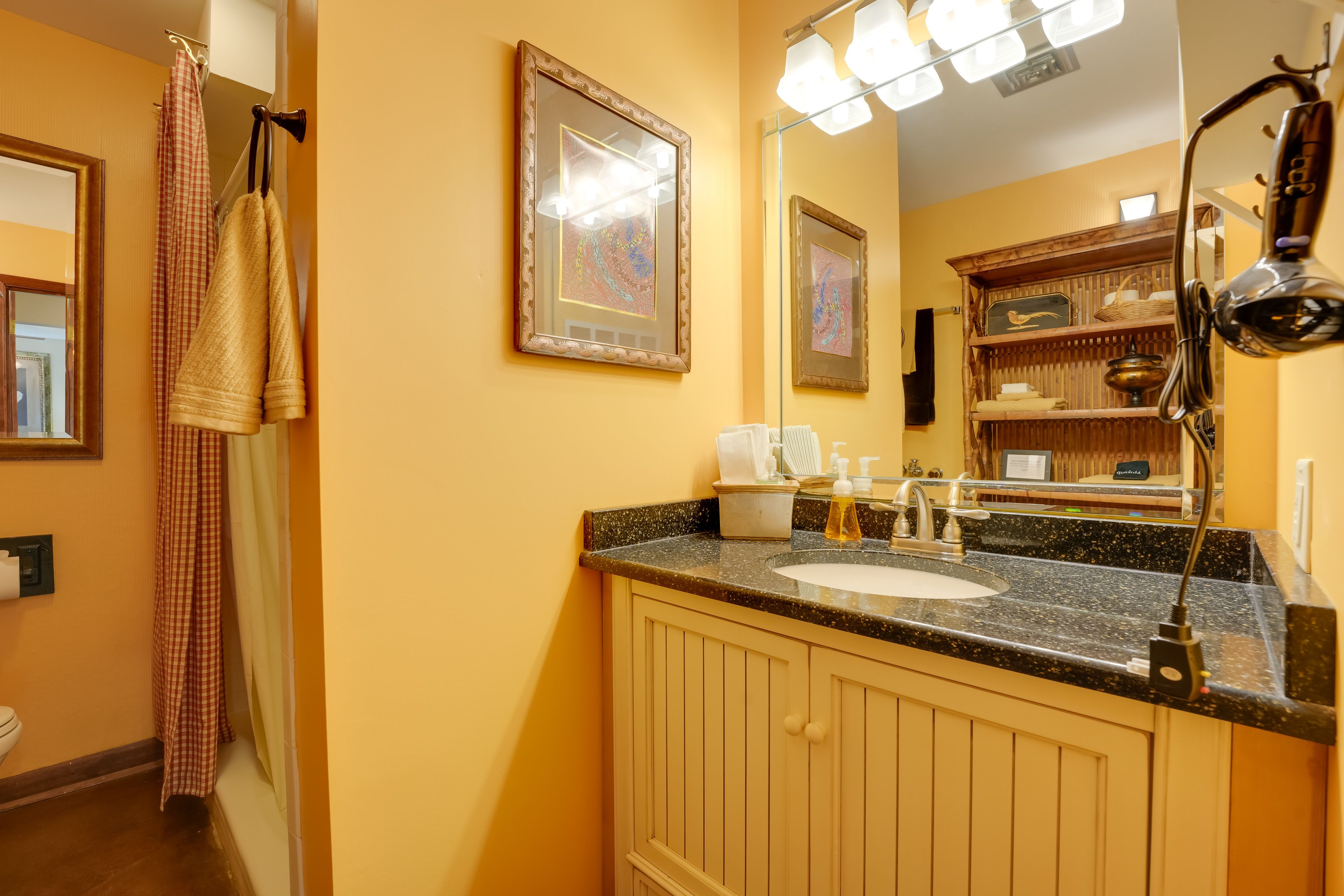 Full Bathroom | Towels Provided