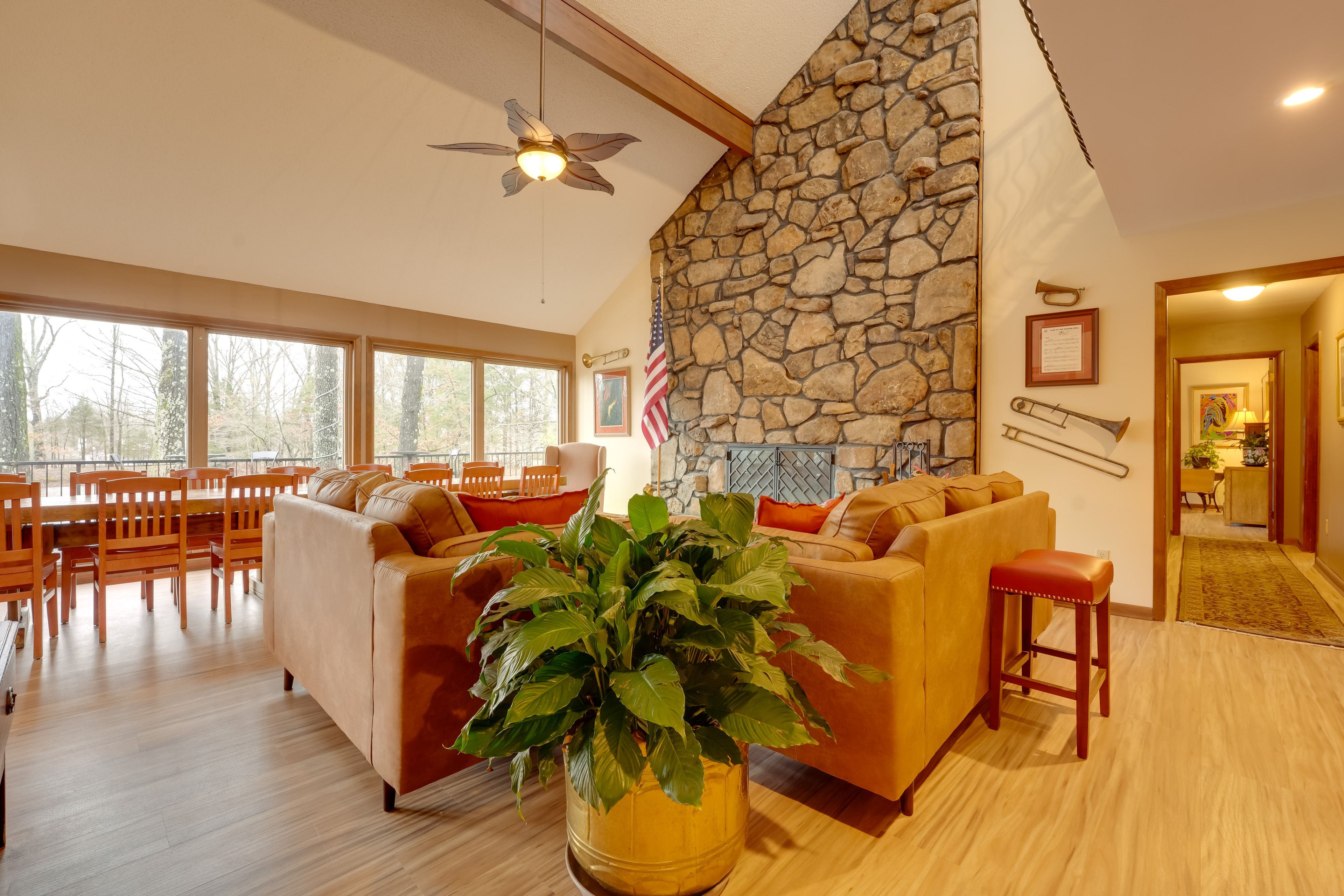 Living Room | Free WiFi | Central A/C | Smart TV