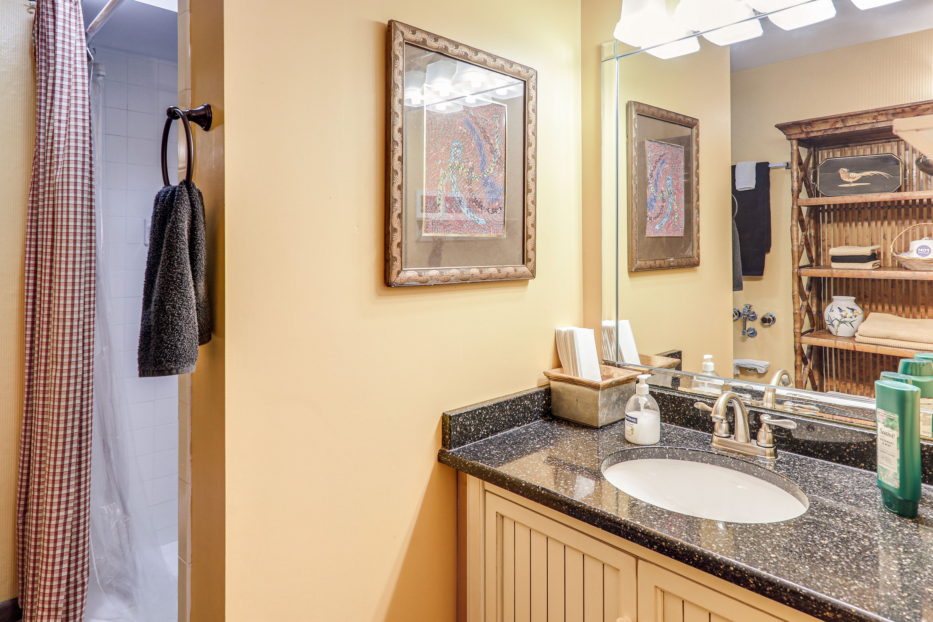 Full Bathroom | Towels Provided | Main Floor