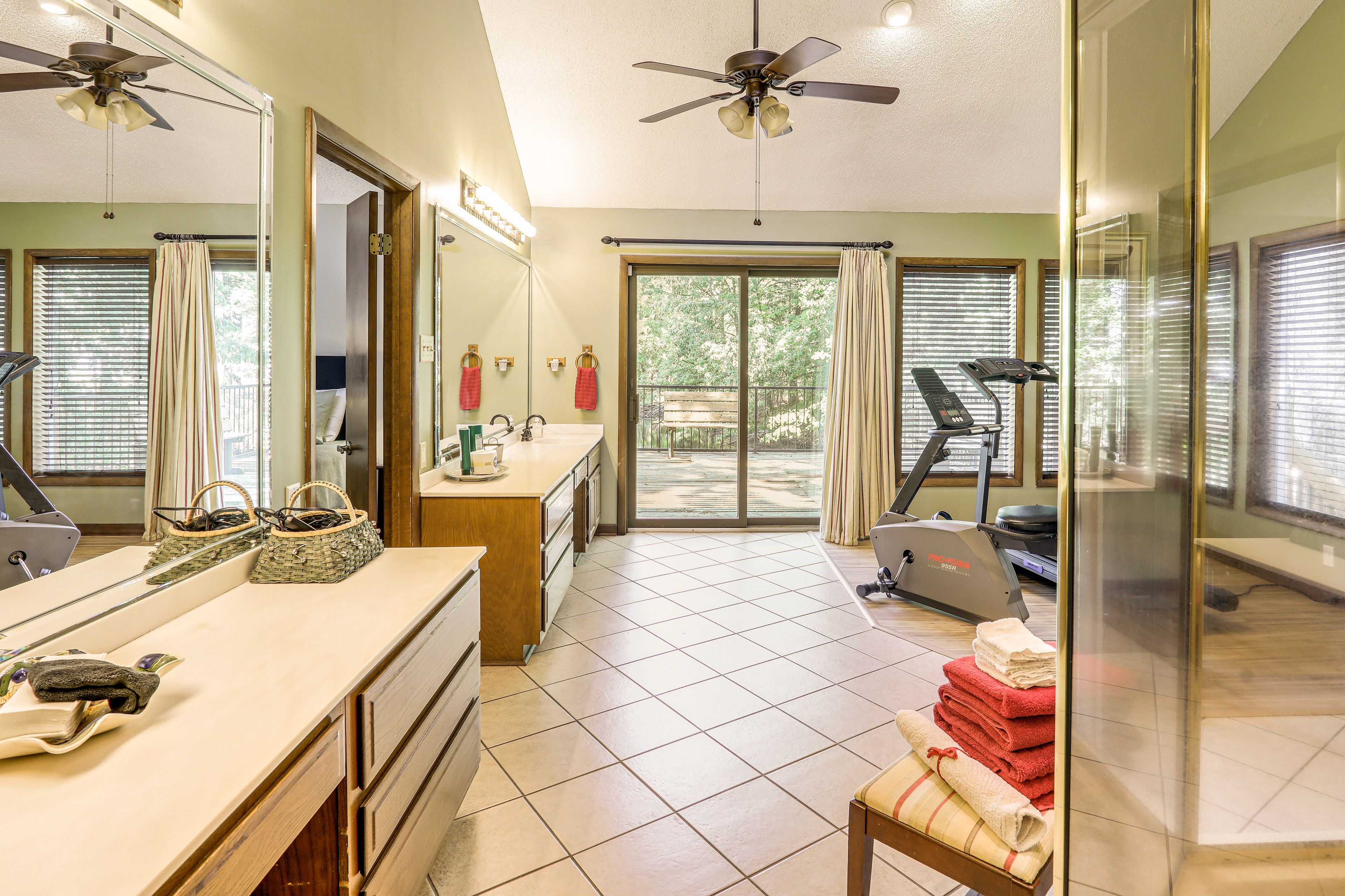 En-Suite Bathroom | Complimentary Toiletries | Main Floor