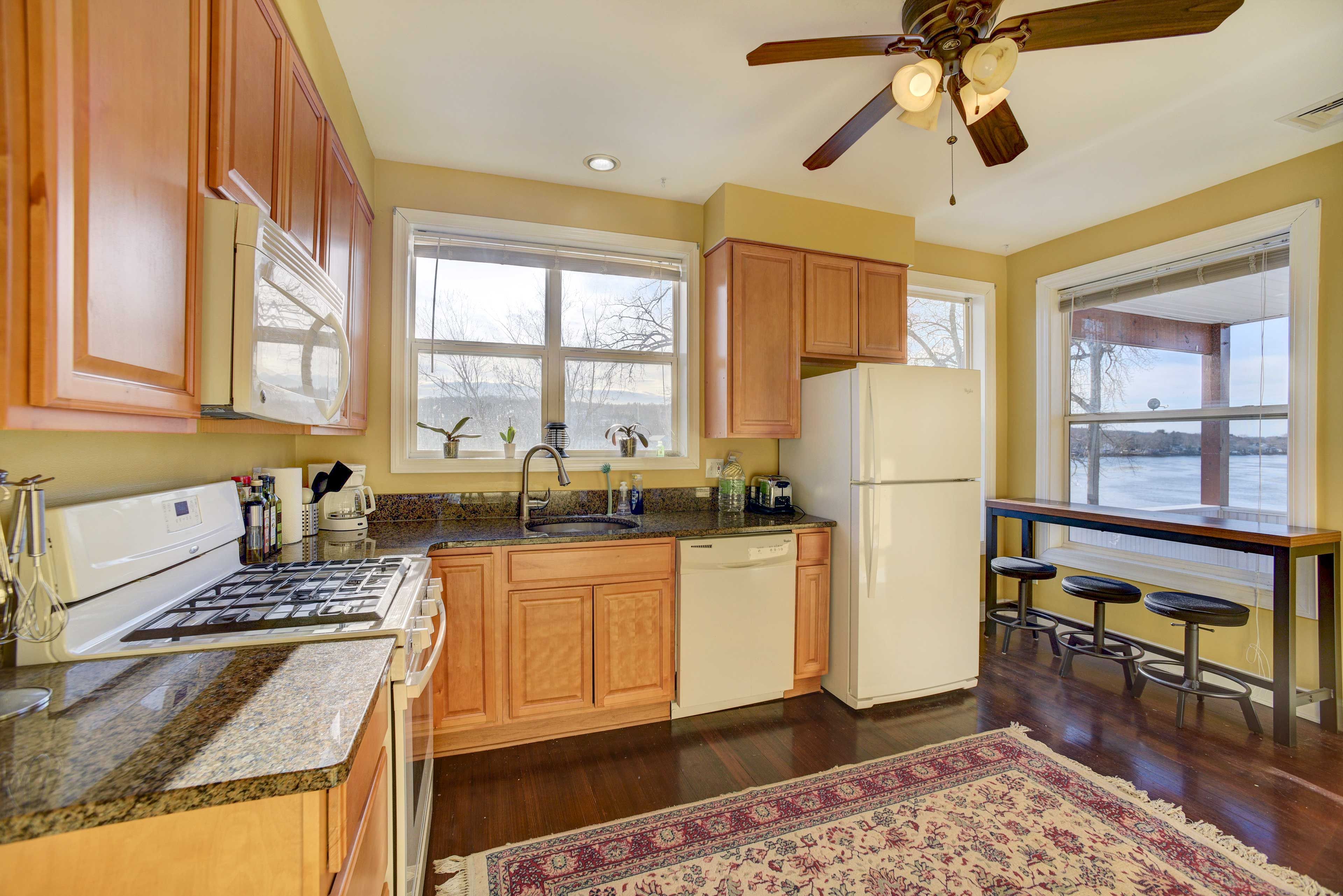 Kitchen | Single Story | Trash Bags & Paper Towels Provided