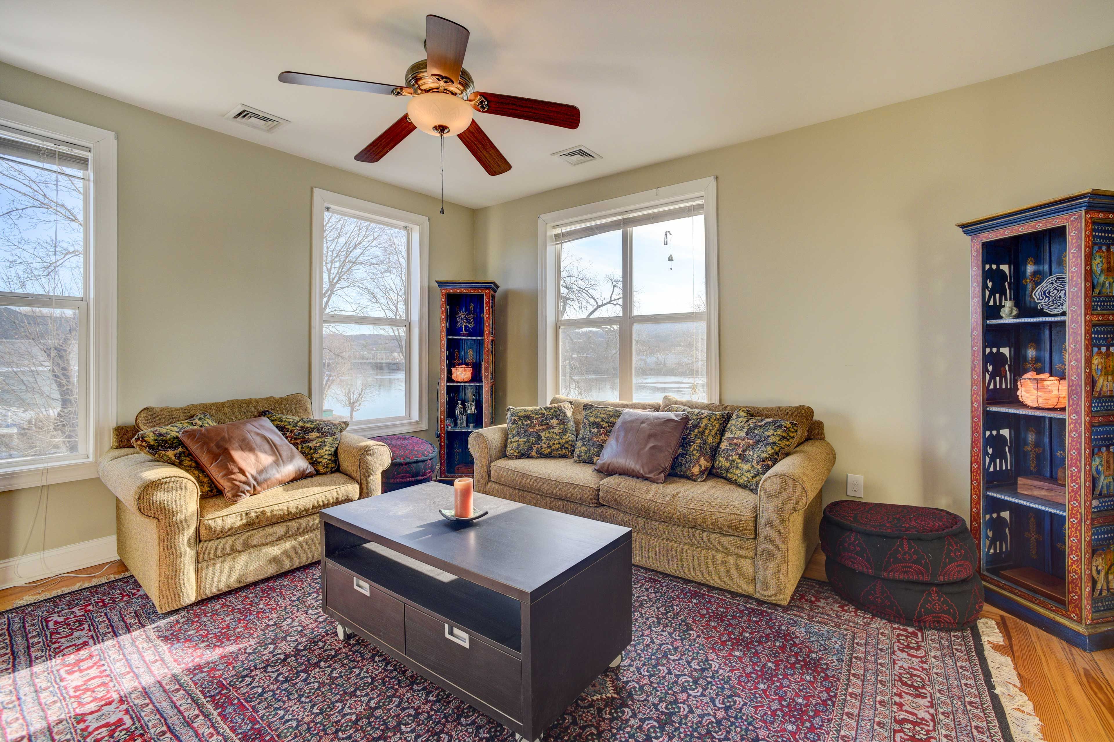 Living Room | Free WiFi | Central A/C