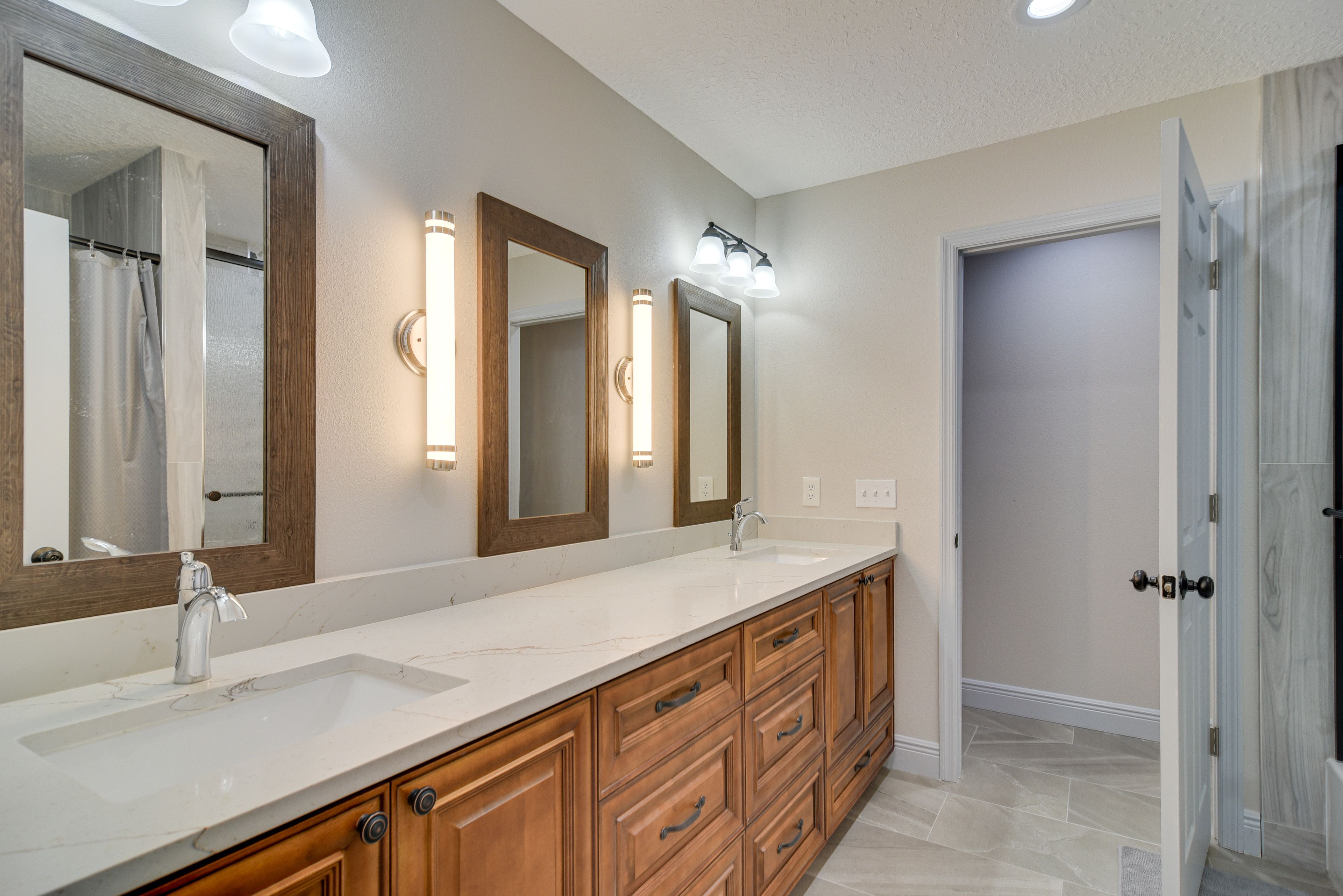 Full Bathroom | 2nd Floor