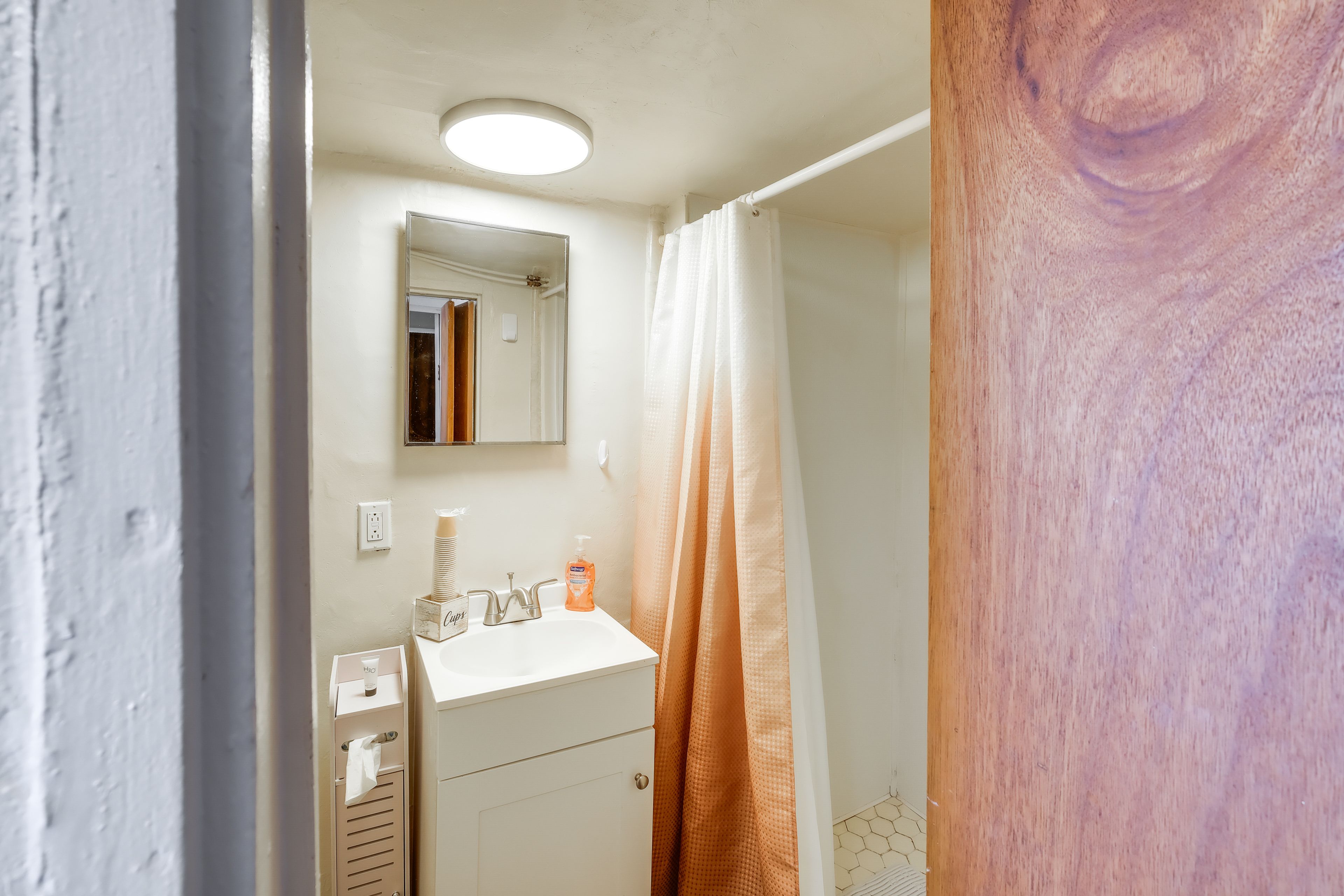Full Bathroom | Complimentary Toiletries | Towels Provided