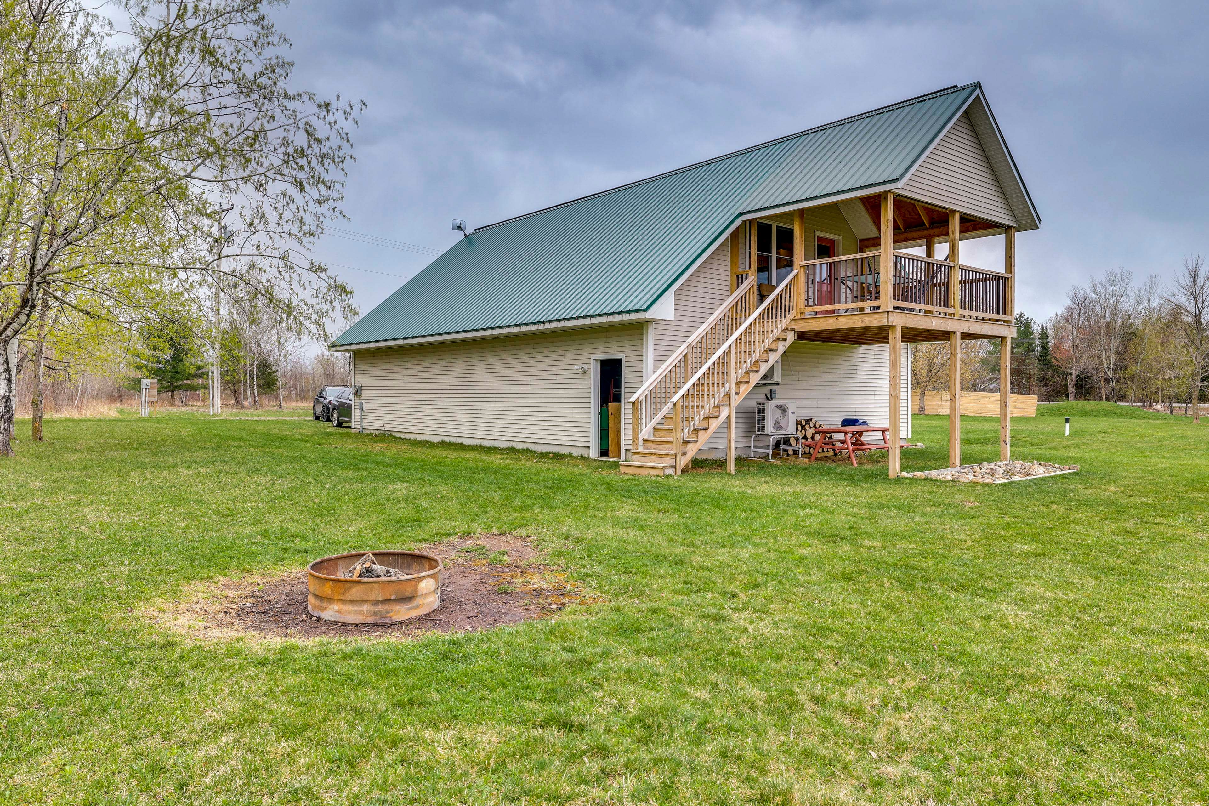 Home Exterior | Fire Pit | Driveway Parking (2 Vehicles)