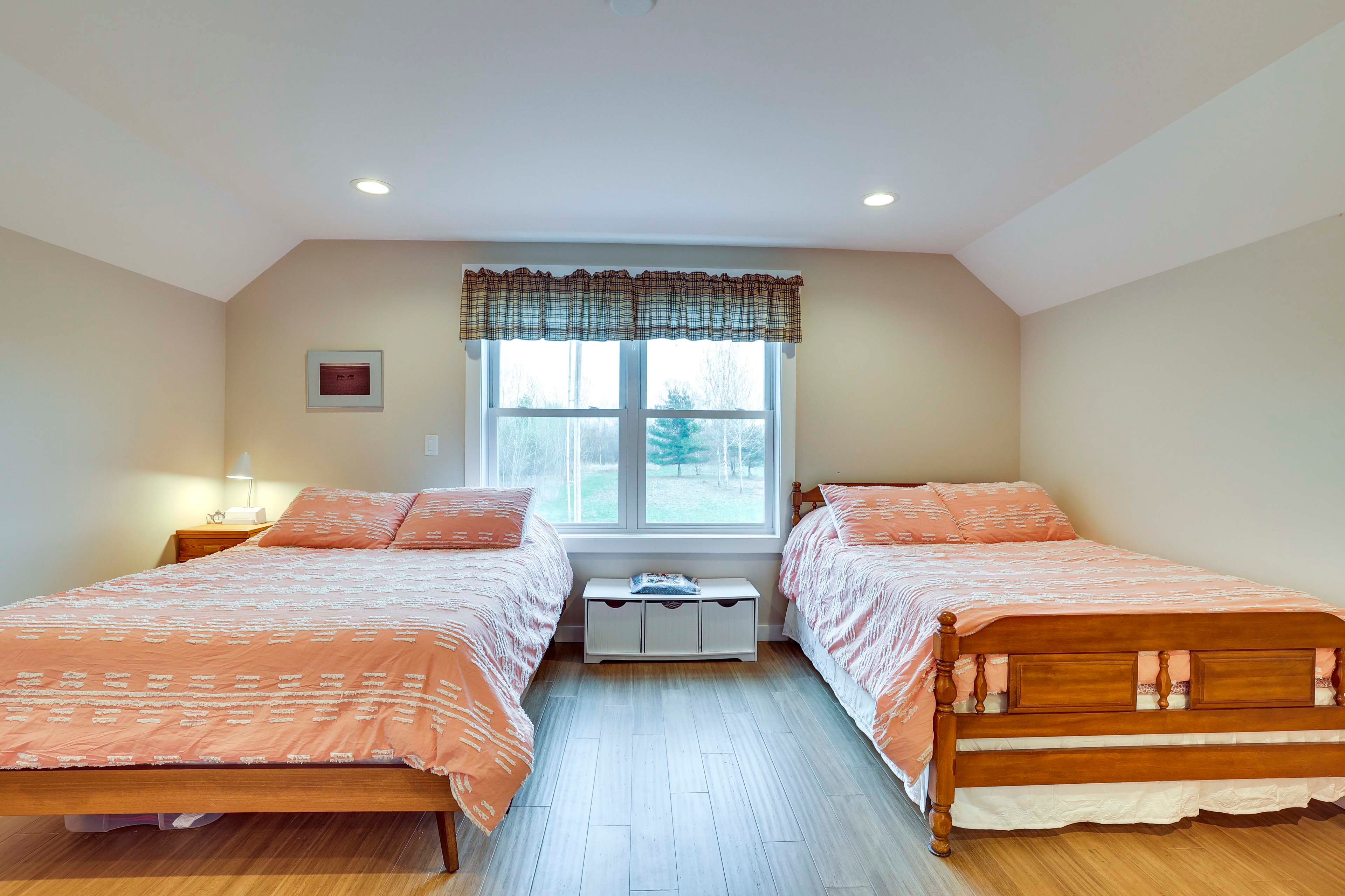 Bedroom | Queen Bed | Full Bed
