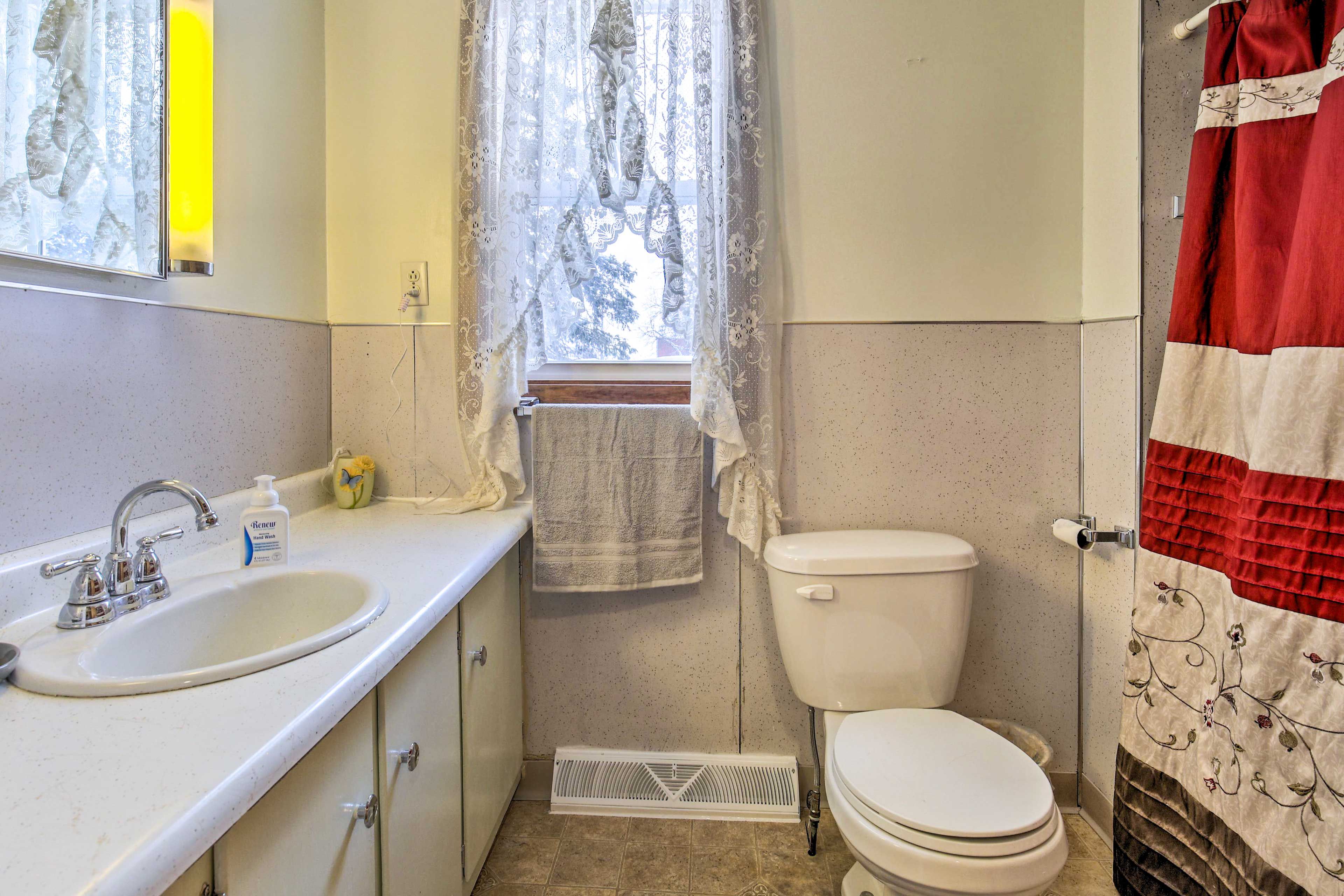 Full Bathroom | Towels Provided | Complimentary Toiletries