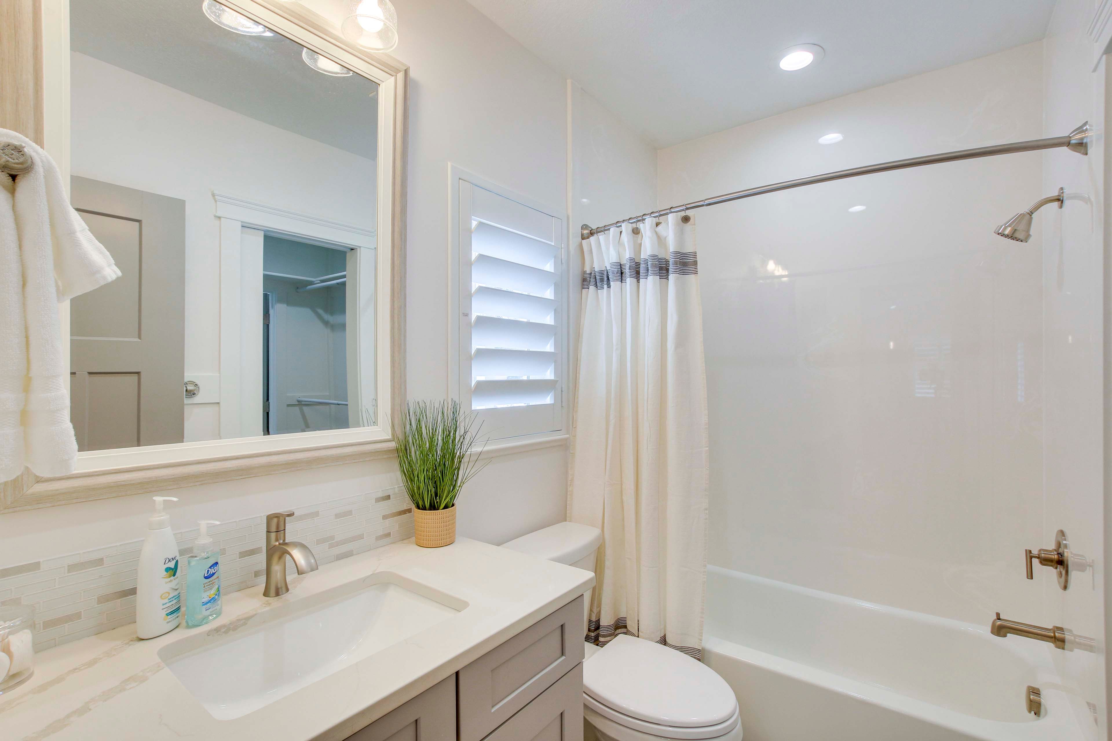 Full Bathroom | Towels Provided | Complimentary Toiletries