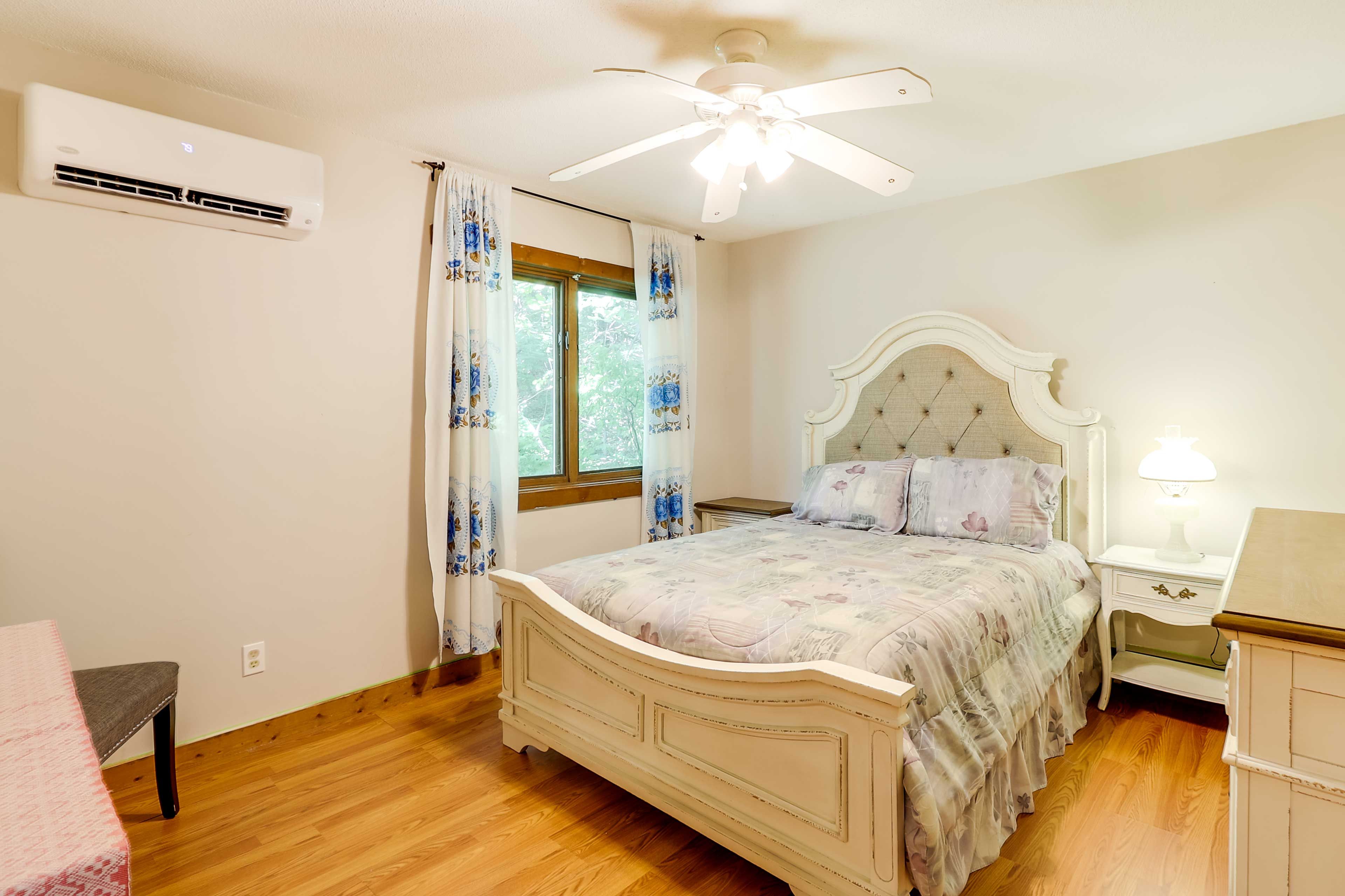 Bedroom 2 | 2nd Floor | Queen Bed | Smart TV