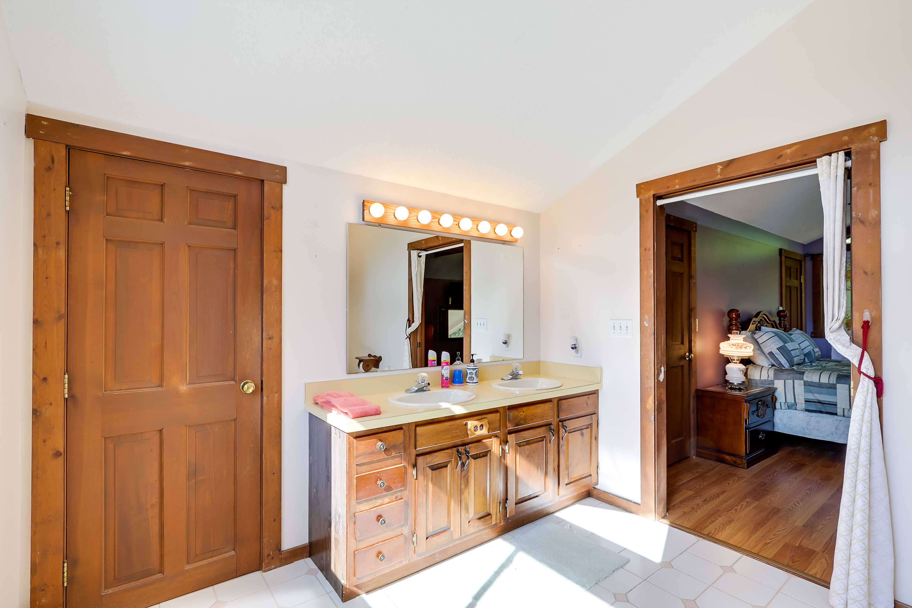 En-Suite Bathroom | Towels Provided